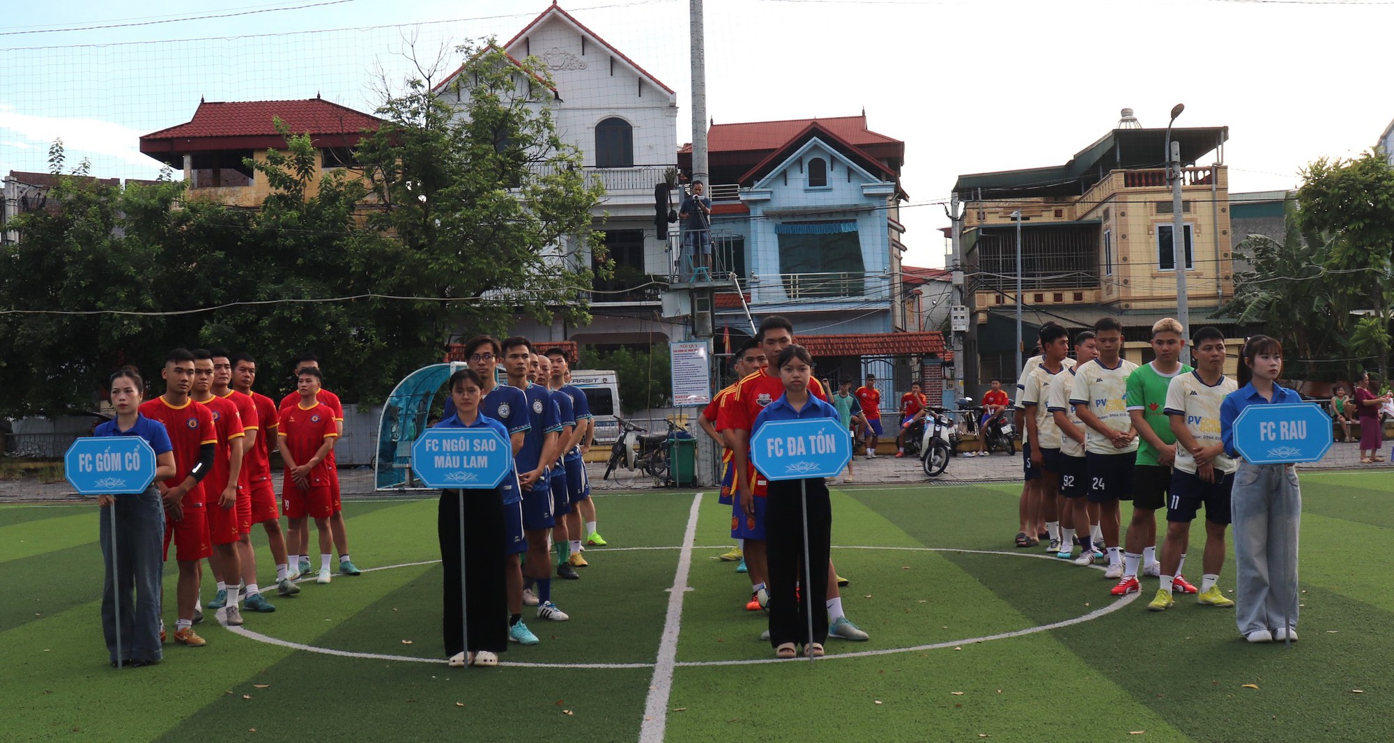 Khai mạc giải bóng đá chào mừng Đại hội đại biểu Đảng bộ xã Bát Tràng lần thứ nhất- Ảnh 2. Khai mạc giải bóng đá chào mừng Đại hội đại biểu Đảng bộ xã Bát Tràng lần thứ nhất- Ảnh 2.