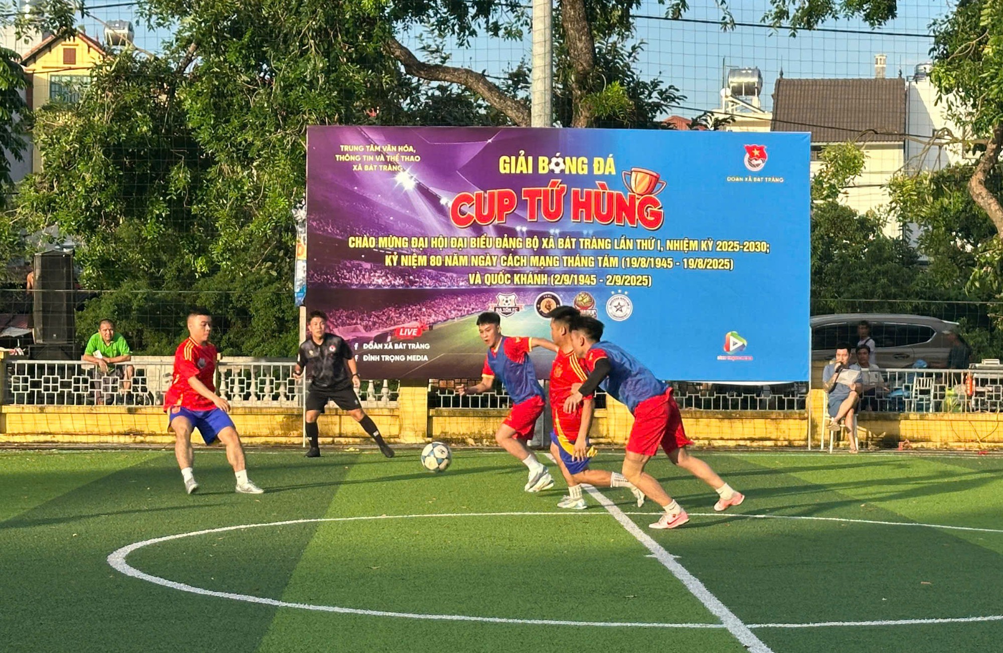 Khai mạc giải bóng đá chào mừng Đại hội đại biểu Đảng bộ xã Bát Tràng lần thứ nhất- Ảnh 5. Khai mạc giải bóng đá chào mừng Đại hội đại biểu Đảng bộ xã Bát Tràng lần thứ nhất- Ảnh 5.
