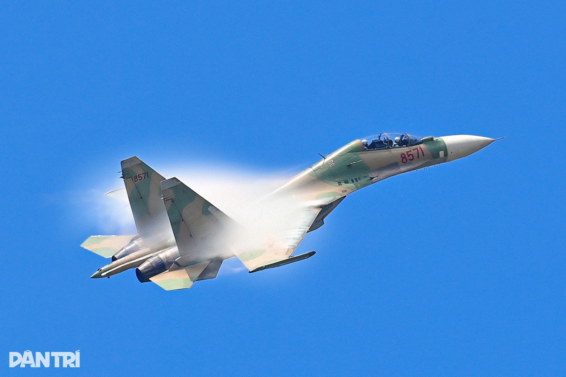 Khoảnh khắc SU-30MK2 "xé gió", khí tụ kín lưng cánh như khoác mây trắng- Ảnh 1. Khoảnh khắc SU-30MK2 "xé gió", khí tụ kín lưng cánh như khoác mây trắng- Ảnh 1.