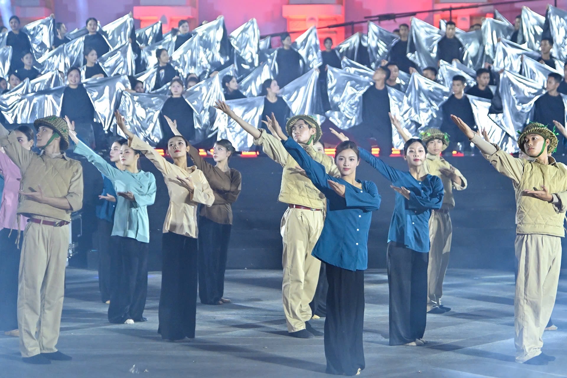 Thủ tướng Phạm Minh Chính dự chương trình nghệ thuật "Hà Nội - Từ mùa thu lịch sử năm 1945"- Ảnh 8.
