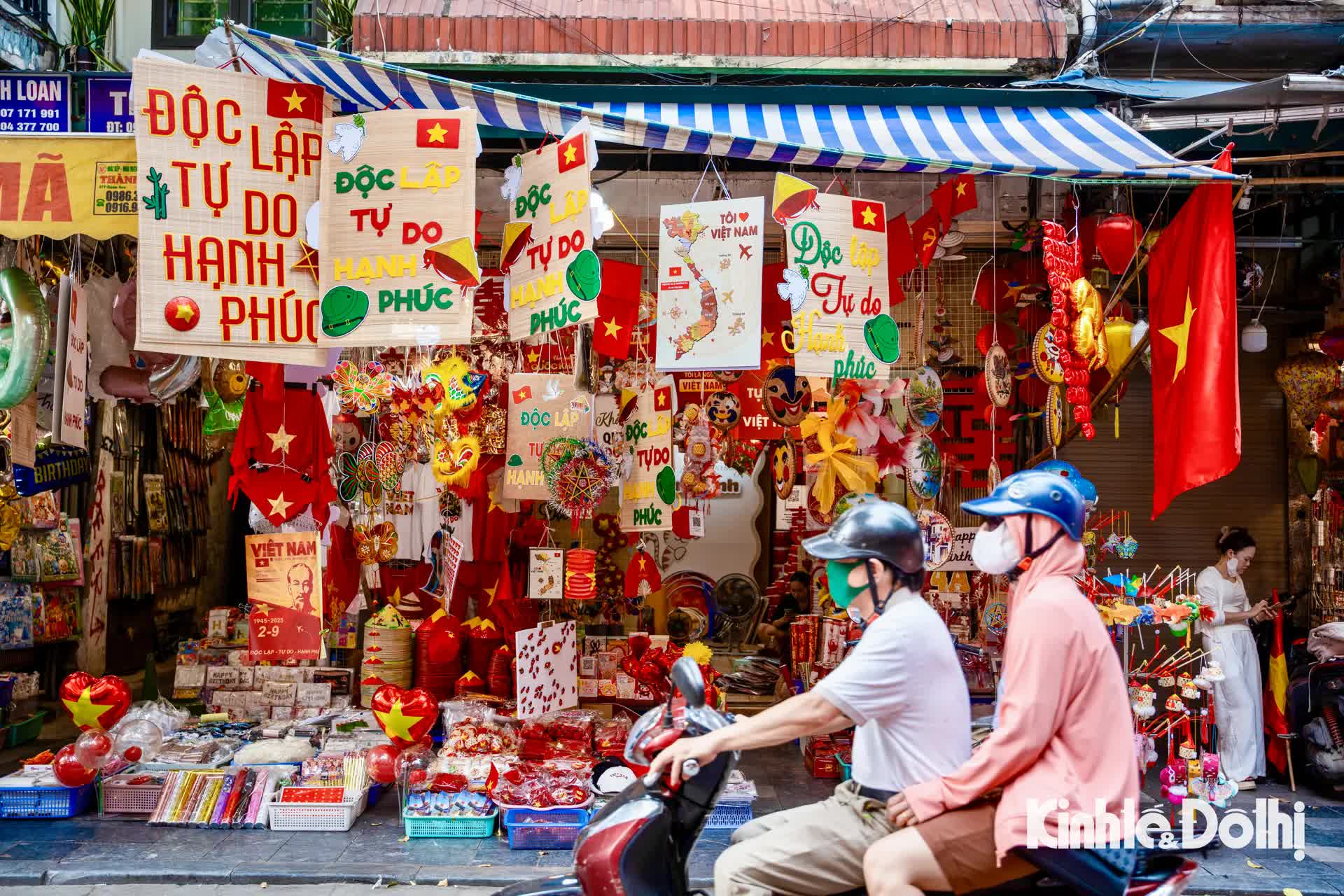 Phố Hàng Mã rực rỡ sắc đỏ chào mừng Quốc Khánh 2/9- Ảnh 14. Phố Hàng Mã rực rỡ sắc đỏ chào mừng Quốc Khánh 2/9- Ảnh 14.