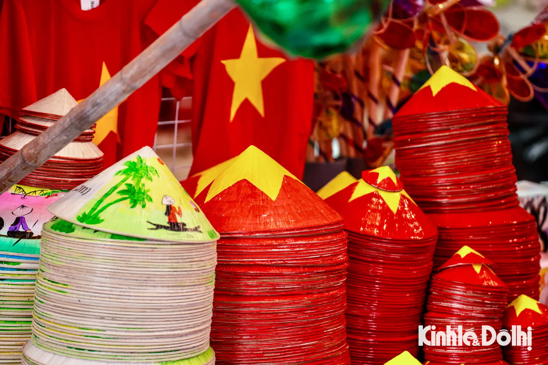 Phố Hàng Mã rực rỡ sắc đỏ chào mừng Quốc Khánh 2/9- Ảnh 7. Phố Hàng Mã rực rỡ sắc đỏ chào mừng Quốc Khánh 2/9- Ảnh 7.