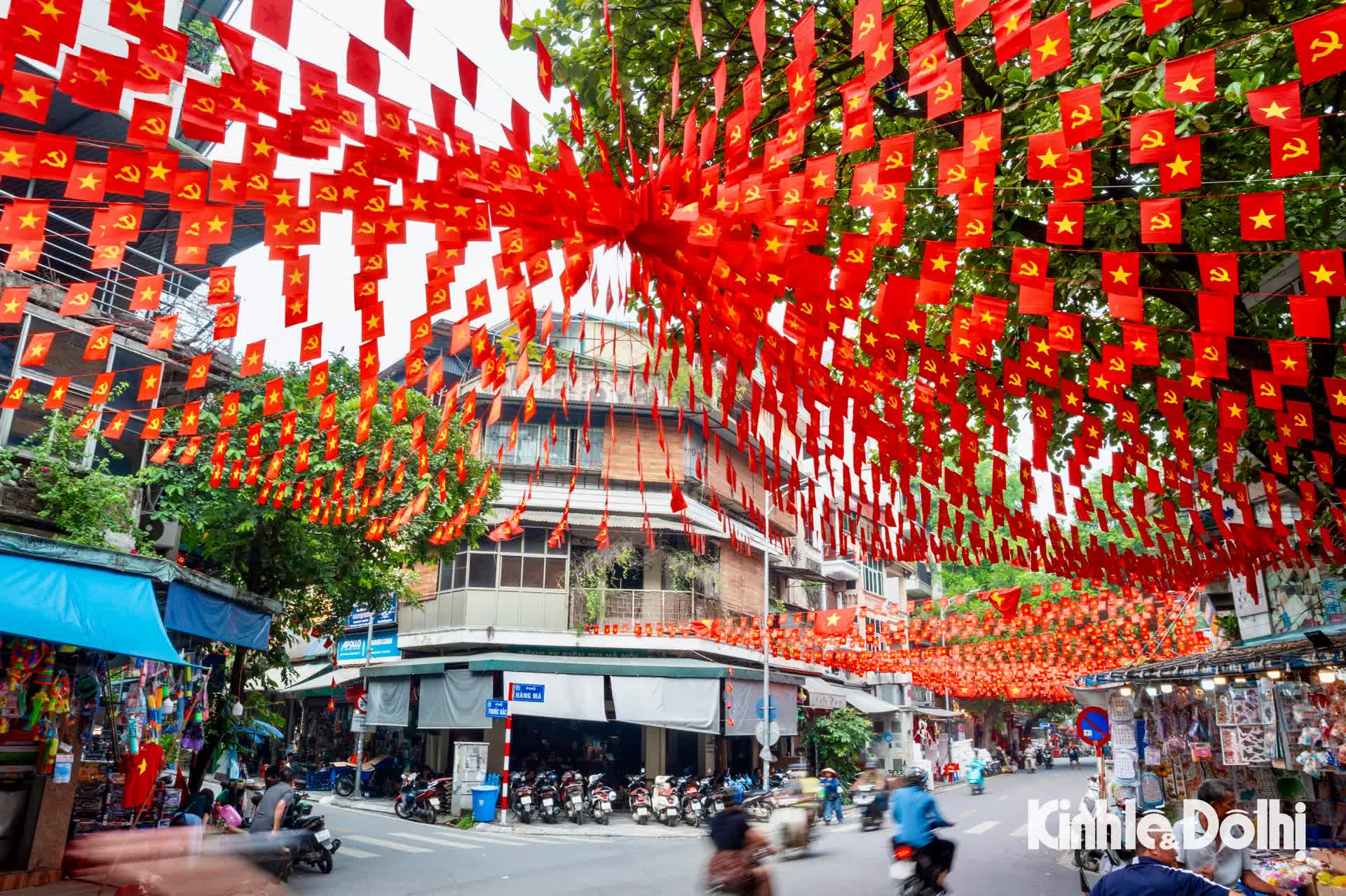 Phố Hàng Mã rực rỡ sắc đỏ chào mừng Quốc Khánh 2/9- Ảnh 1. Phố Hàng Mã rực rỡ sắc đỏ chào mừng Quốc Khánh 2/9- Ảnh 1.