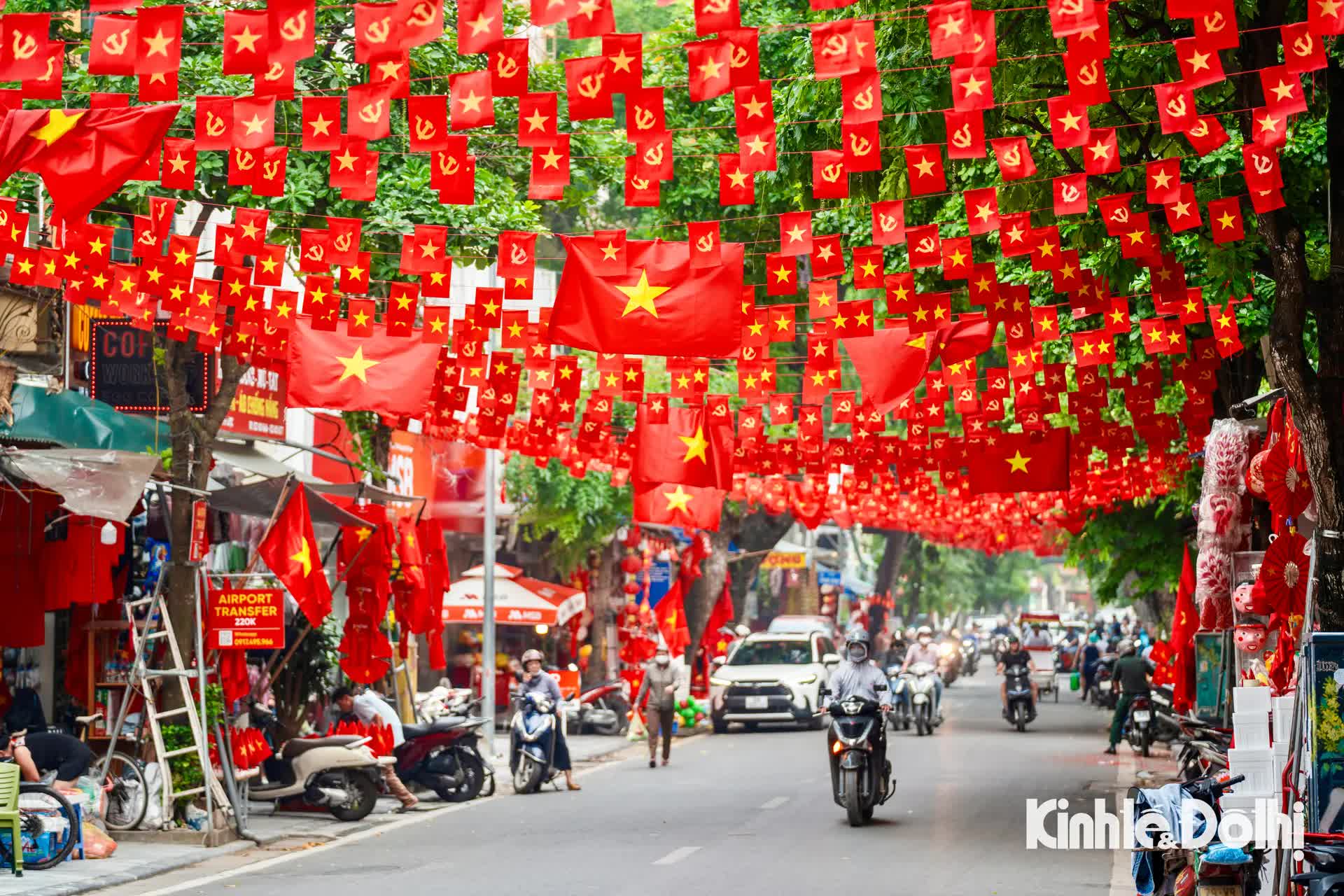 Phố Hàng Mã rực rỡ sắc đỏ chào mừng Quốc Khánh 2/9- Ảnh 2. Phố Hàng Mã rực rỡ sắc đỏ chào mừng Quốc Khánh 2/9- Ảnh 2.