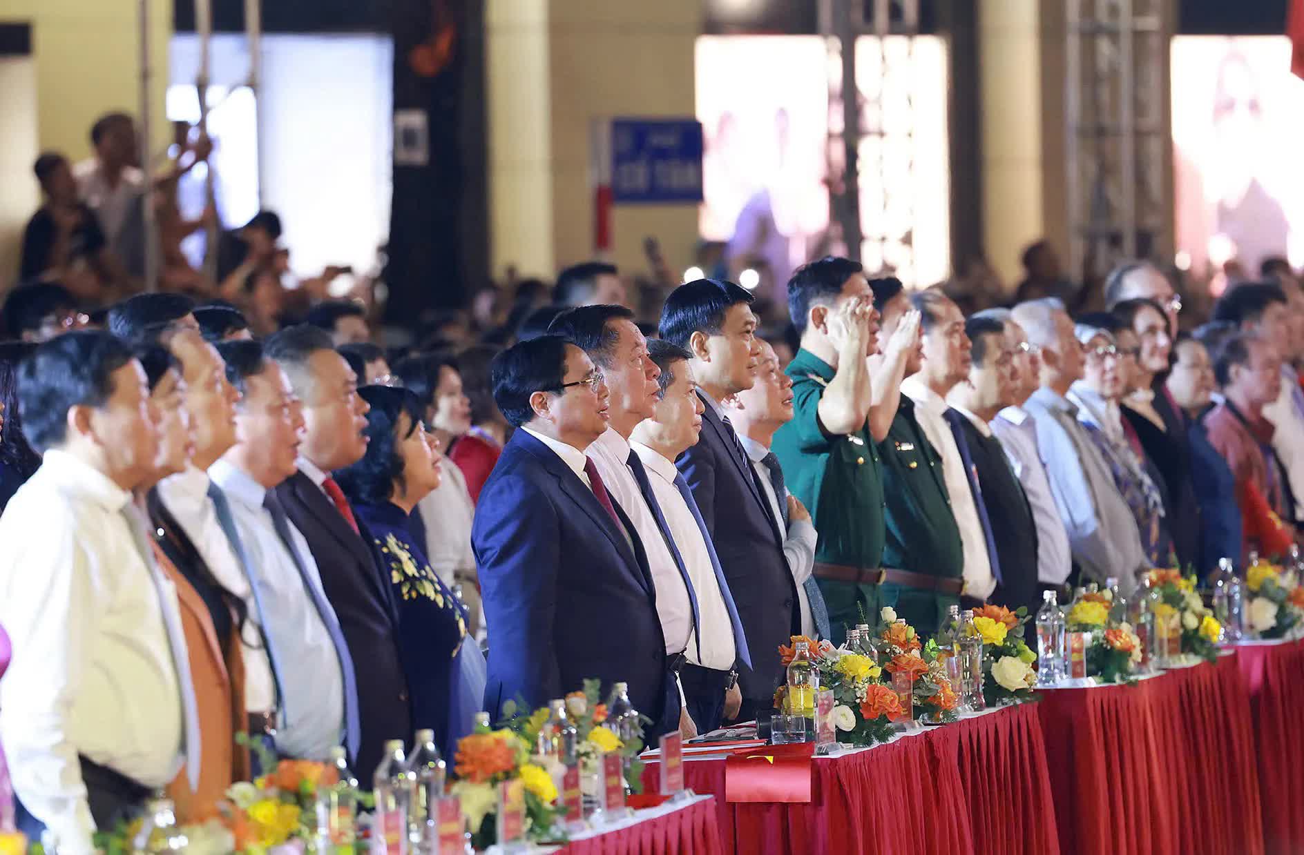 Tái hiện lịch sử hào hùng "Hà Nội - Từ mùa Thu lịch sử năm 1945"- Ảnh 1. Tái hiện lịch sử hào hùng "Hà Nội - Từ mùa Thu lịch sử năm 1945"- Ảnh 1.