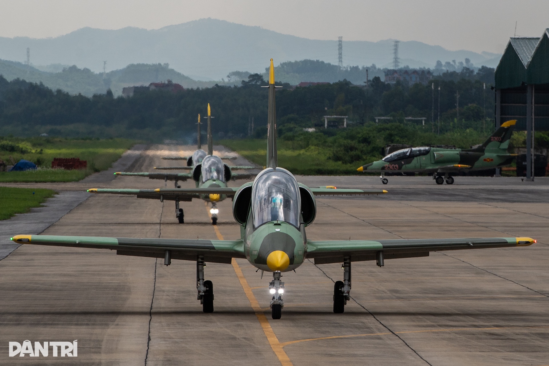 Khoảnh khắc SU-30MK2 "xé gió", khí tụ kín lưng cánh như khoác mây trắng- Ảnh 13. Khoảnh khắc SU-30MK2 "xé gió", khí tụ kín lưng cánh như khoác mây trắng- Ảnh 13.