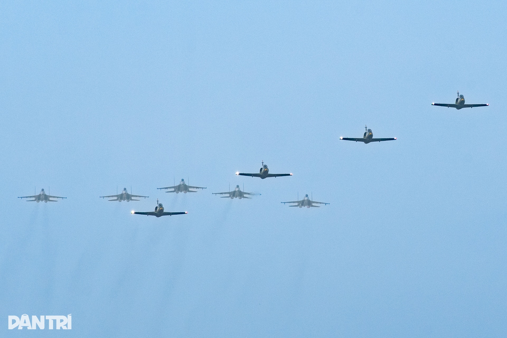 Khoảnh khắc SU-30MK2 "xé gió", khí tụ kín lưng cánh như khoác mây trắng- Ảnh 18. Khoảnh khắc SU-30MK2 "xé gió", khí tụ kín lưng cánh như khoác mây trắng- Ảnh 18.
