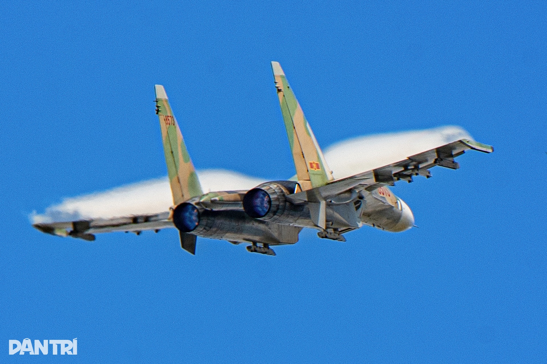 Khoảnh khắc SU-30MK2 "xé gió", khí tụ kín lưng cánh như khoác mây trắng- Ảnh 10. Khoảnh khắc SU-30MK2 "xé gió", khí tụ kín lưng cánh như khoác mây trắng- Ảnh 10.