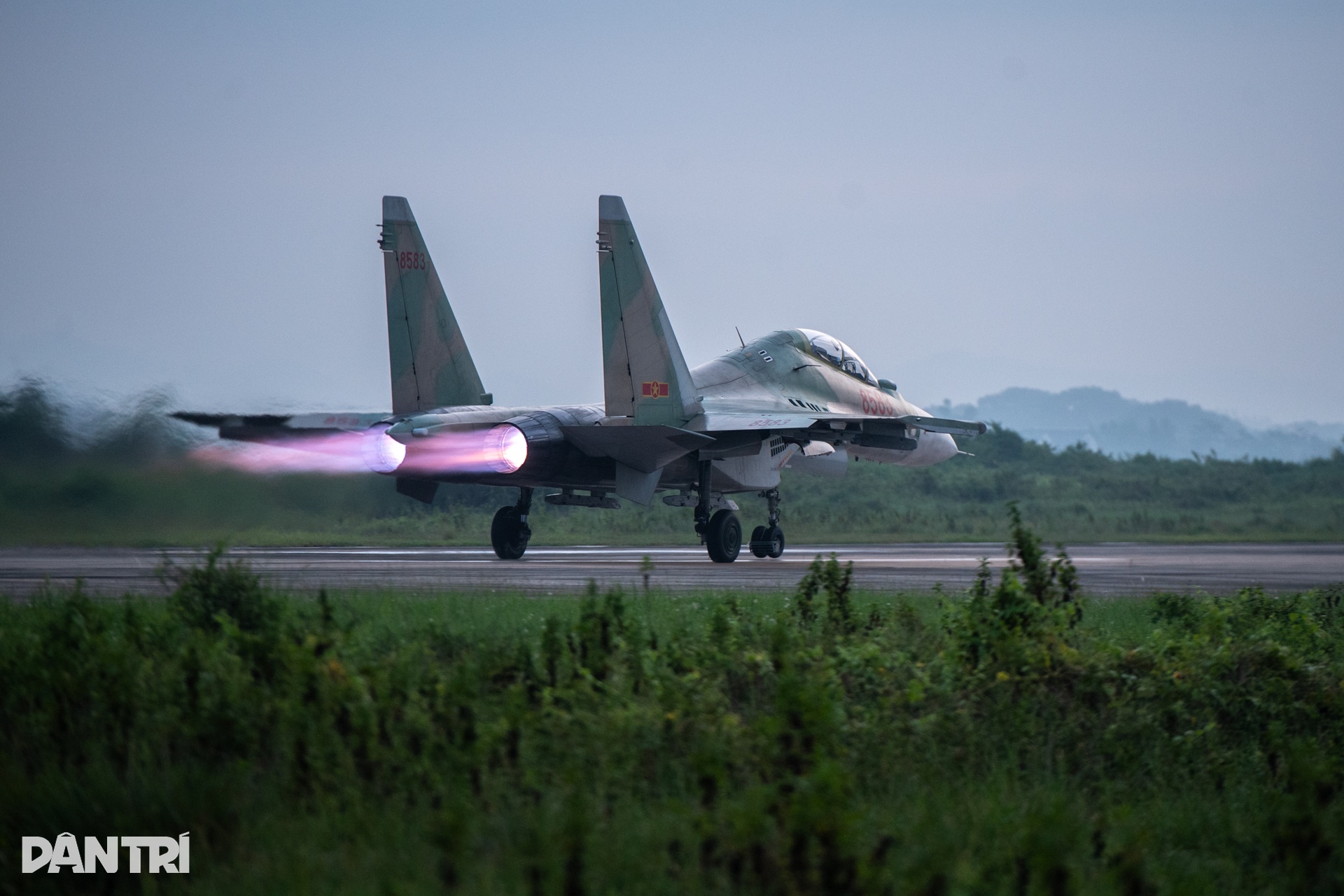 Khoảnh khắc SU-30MK2 "xé gió", khí tụ kín lưng cánh như khoác mây trắng- Ảnh 2. Khoảnh khắc SU-30MK2 "xé gió", khí tụ kín lưng cánh như khoác mây trắng- Ảnh 2.