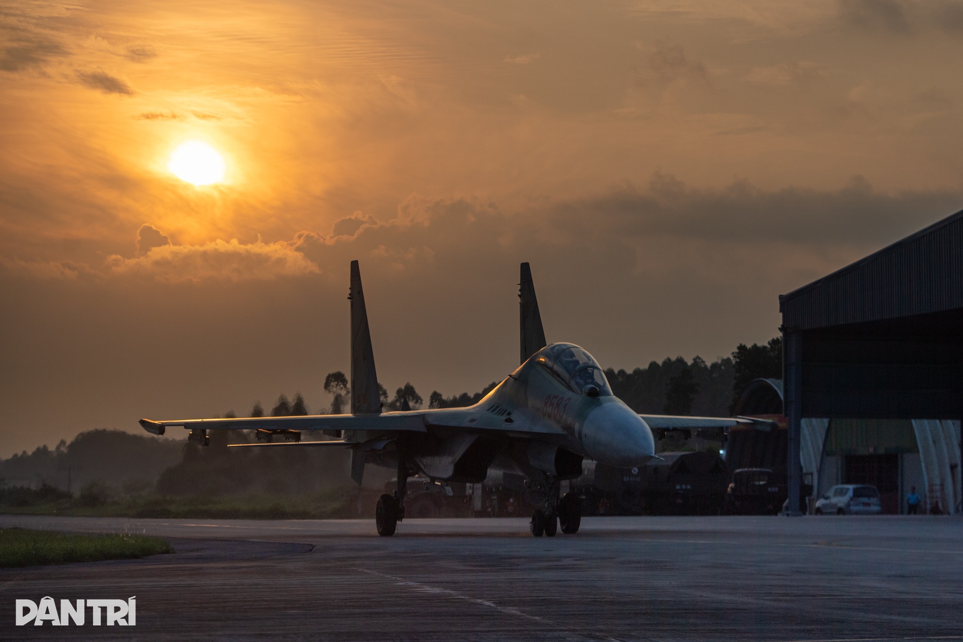 Khoảnh khắc SU-30MK2 "xé gió", khí tụ kín lưng cánh như khoác mây trắng- Ảnh 4. Khoảnh khắc SU-30MK2 "xé gió", khí tụ kín lưng cánh như khoác mây trắng- Ảnh 4.
