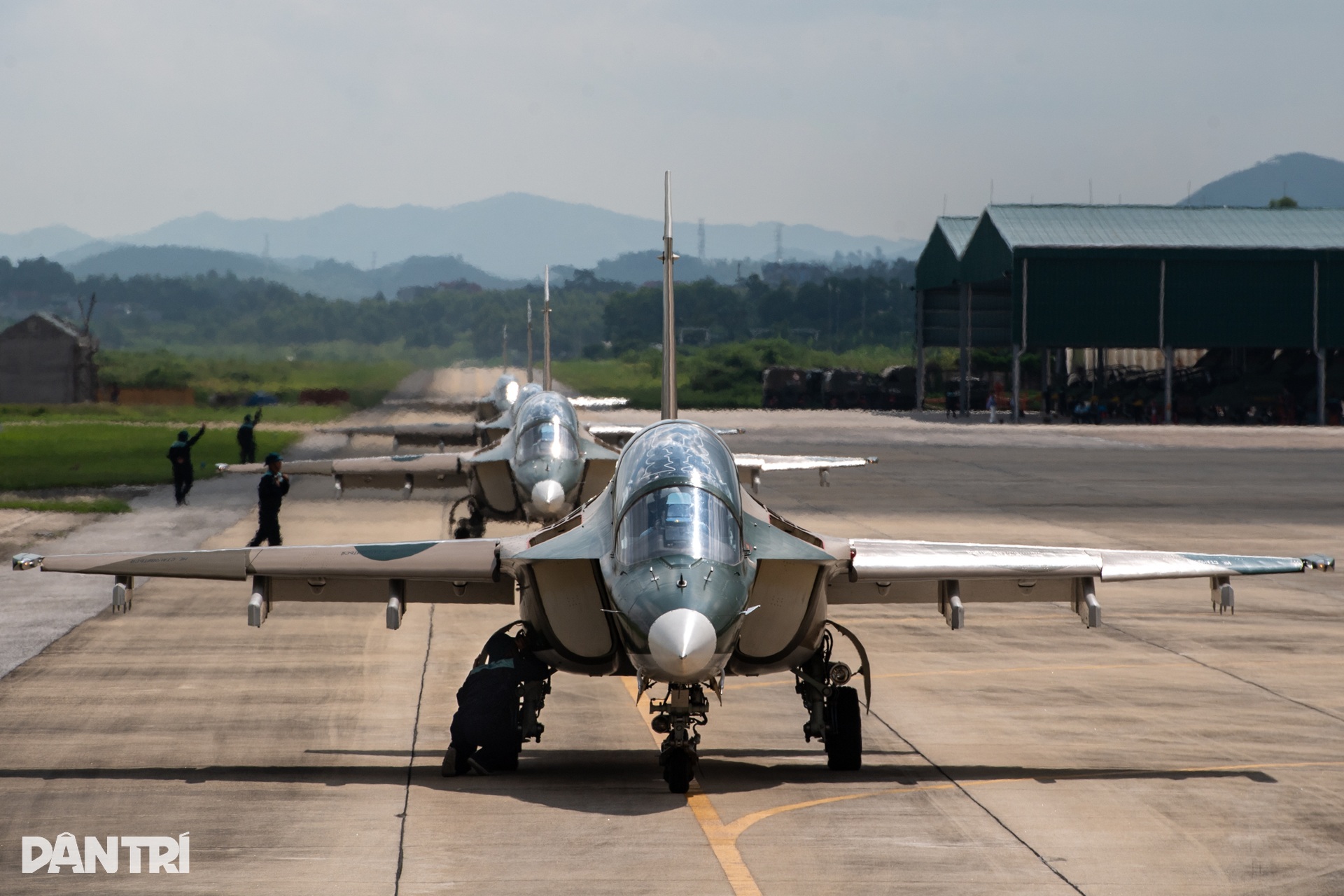 Khoảnh khắc SU-30MK2 "xé gió", khí tụ kín lưng cánh như khoác mây trắng- Ảnh 12. Khoảnh khắc SU-30MK2 "xé gió", khí tụ kín lưng cánh như khoác mây trắng- Ảnh 12.