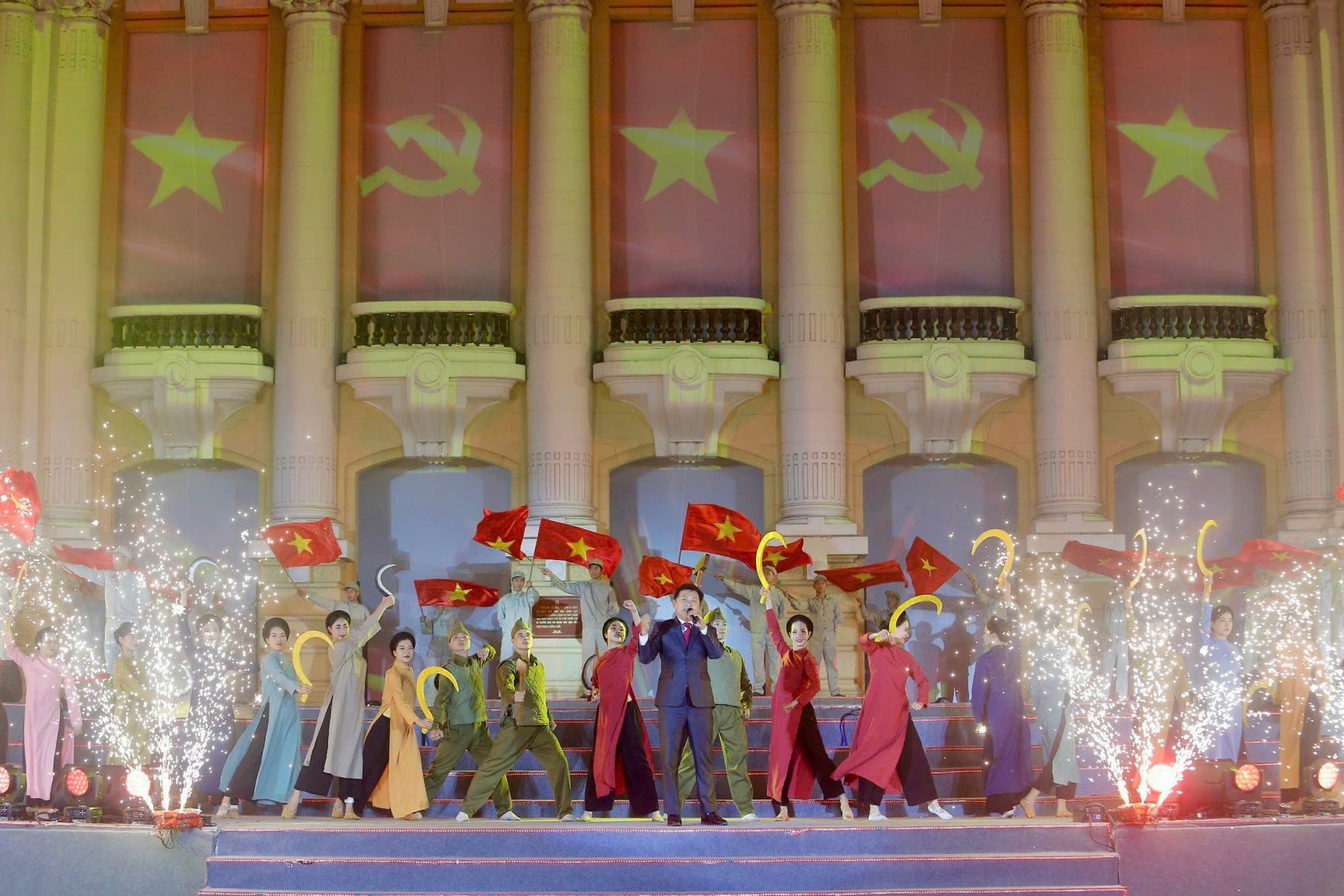 Chương trình nghệ thuật đặc biệt “Hà Nội - Từ mùa thu lịch sử năm 1945”: Bản hùng ca khơi dậy niềm tự hào và khát vọng phát triển Thủ đô- Ảnh 2.