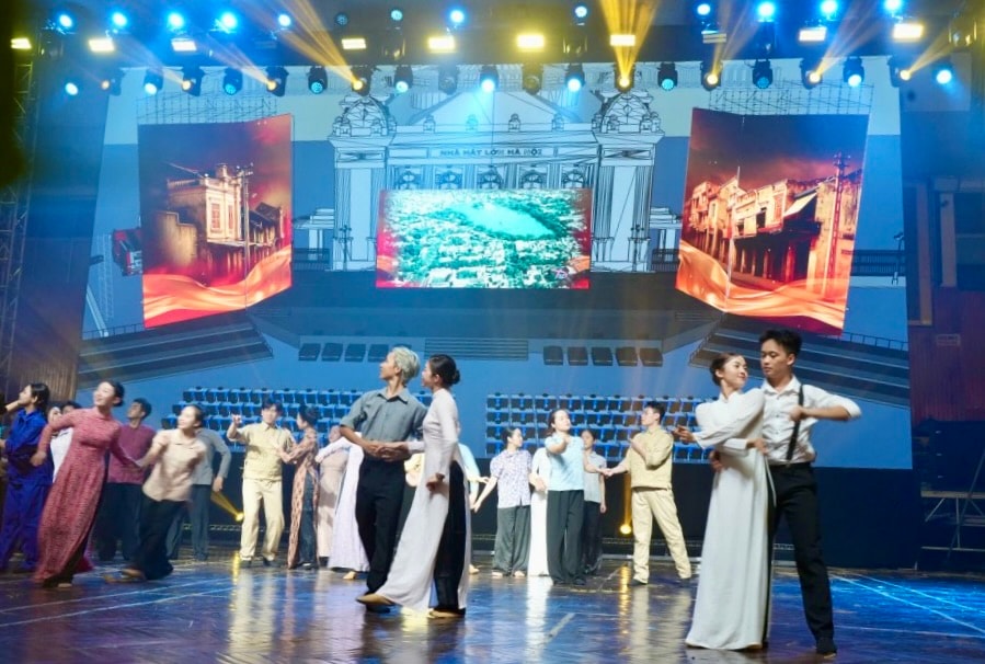 Chương trình nghệ thuật đặc biệt “Hà Nội - Từ mùa thu lịch sử năm 1945”: Bản hùng ca khơi dậy niềm tự hào và khát vọng phát triển Thủ đô- Ảnh 4.