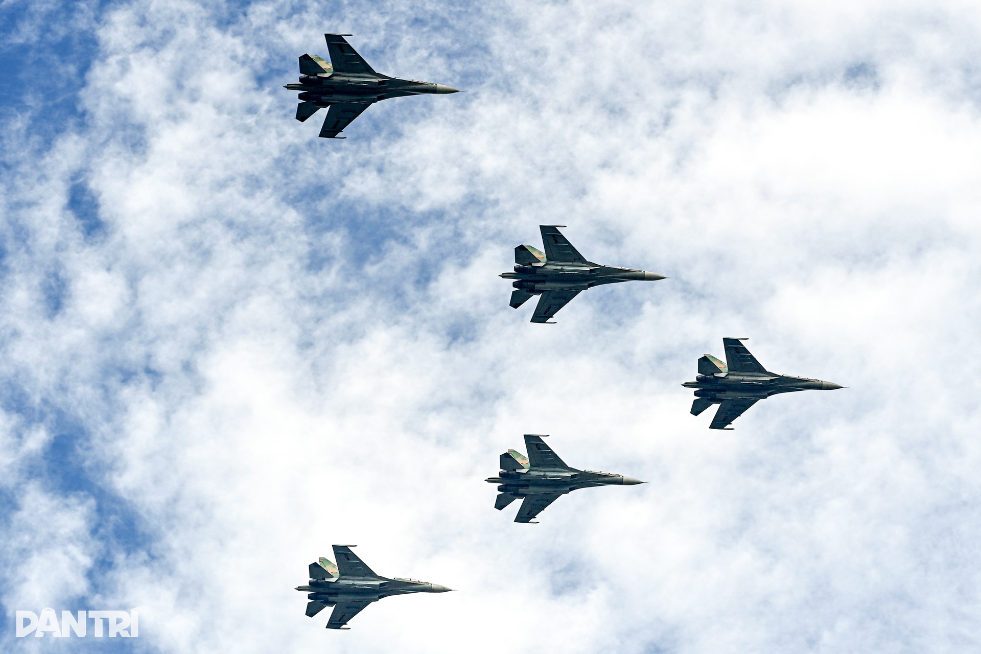 Khoảnh khắc SU-30MK2 "xé gió", khí tụ kín lưng cánh như khoác mây trắng- Ảnh 7. Khoảnh khắc SU-30MK2 "xé gió", khí tụ kín lưng cánh như khoác mây trắng- Ảnh 7.