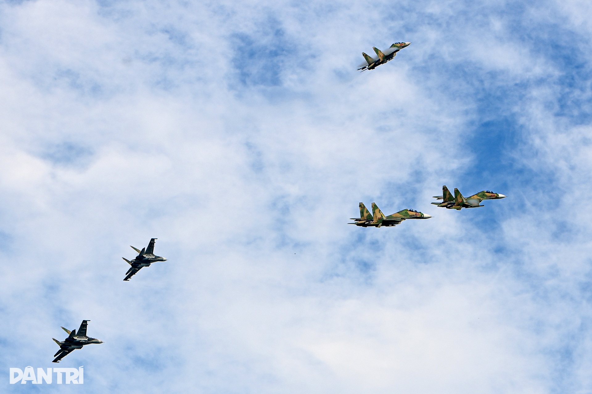 Khoảnh khắc SU-30MK2 "xé gió", khí tụ kín lưng cánh như khoác mây trắng- Ảnh 11. Khoảnh khắc SU-30MK2 "xé gió", khí tụ kín lưng cánh như khoác mây trắng- Ảnh 11.