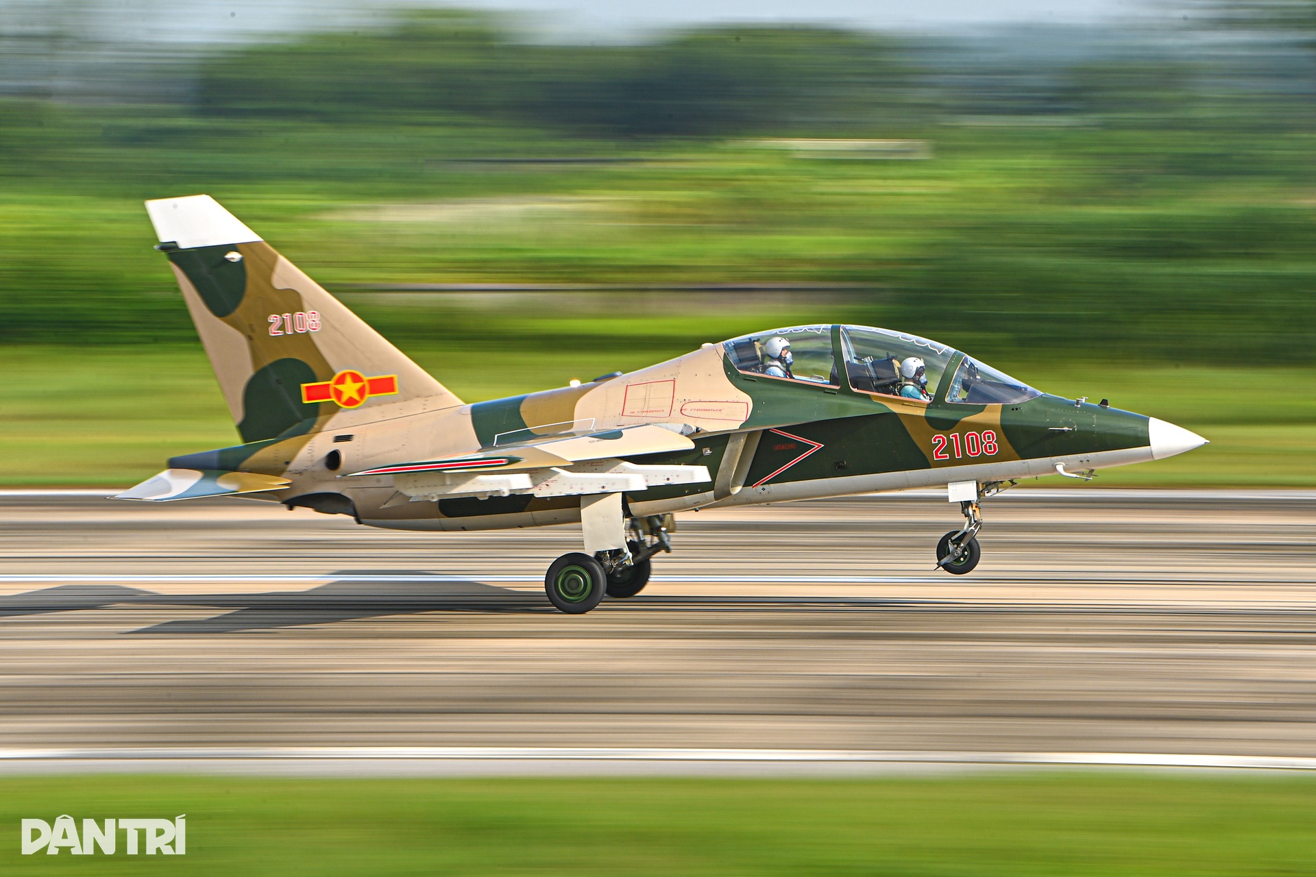 Khoảnh khắc SU-30MK2 "xé gió", khí tụ kín lưng cánh như khoác mây trắng- Ảnh 14. Khoảnh khắc SU-30MK2 "xé gió", khí tụ kín lưng cánh như khoác mây trắng- Ảnh 14.
