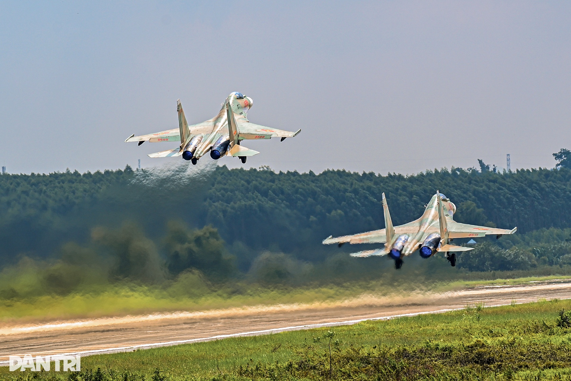 Khoảnh khắc SU-30MK2 "xé gió", khí tụ kín lưng cánh như khoác mây trắng- Ảnh 6. Khoảnh khắc SU-30MK2 "xé gió", khí tụ kín lưng cánh như khoác mây trắng- Ảnh 6.