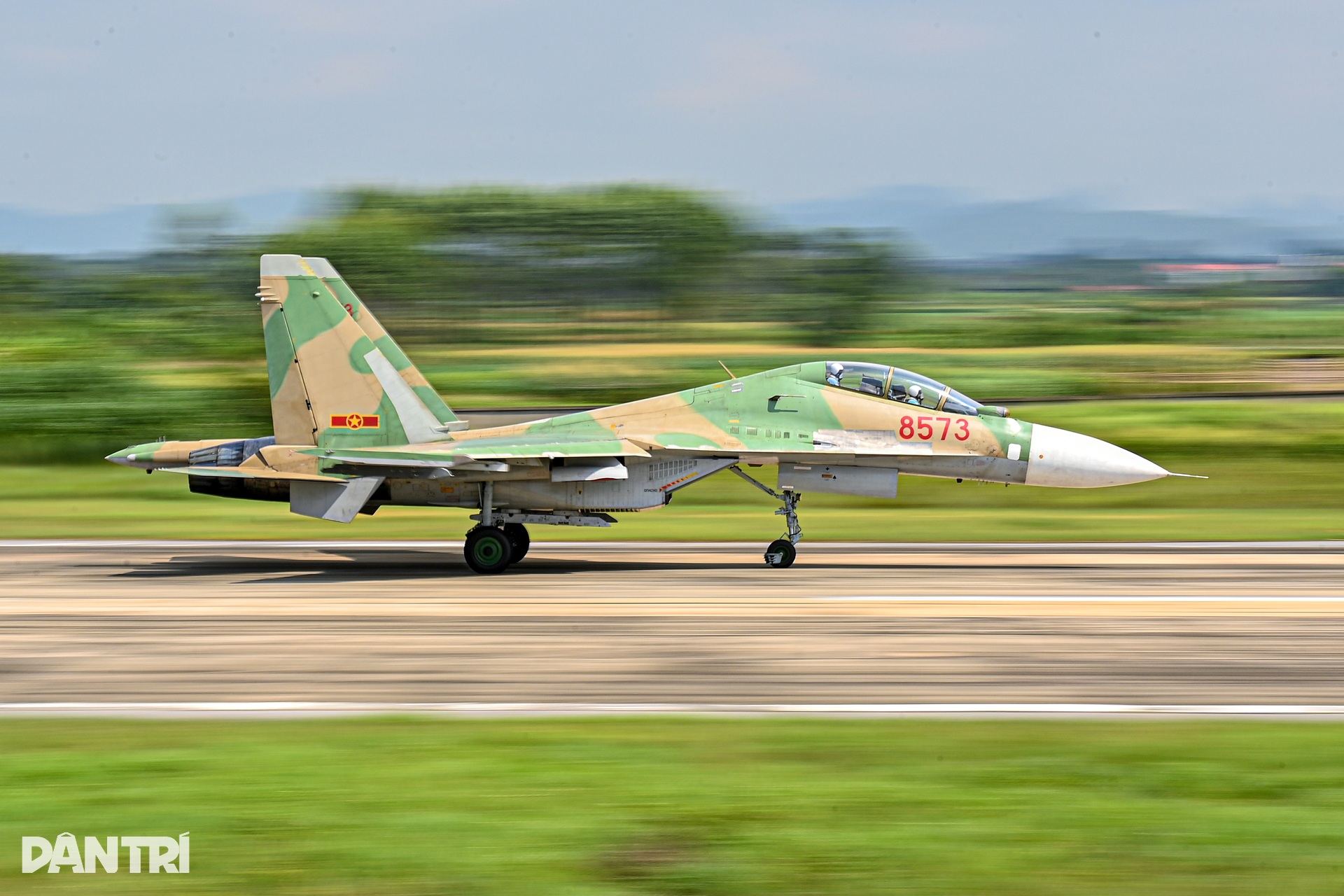 Khoảnh khắc SU-30MK2 "xé gió", khí tụ kín lưng cánh như khoác mây trắng- Ảnh 5. Khoảnh khắc SU-30MK2 "xé gió", khí tụ kín lưng cánh như khoác mây trắng- Ảnh 5.