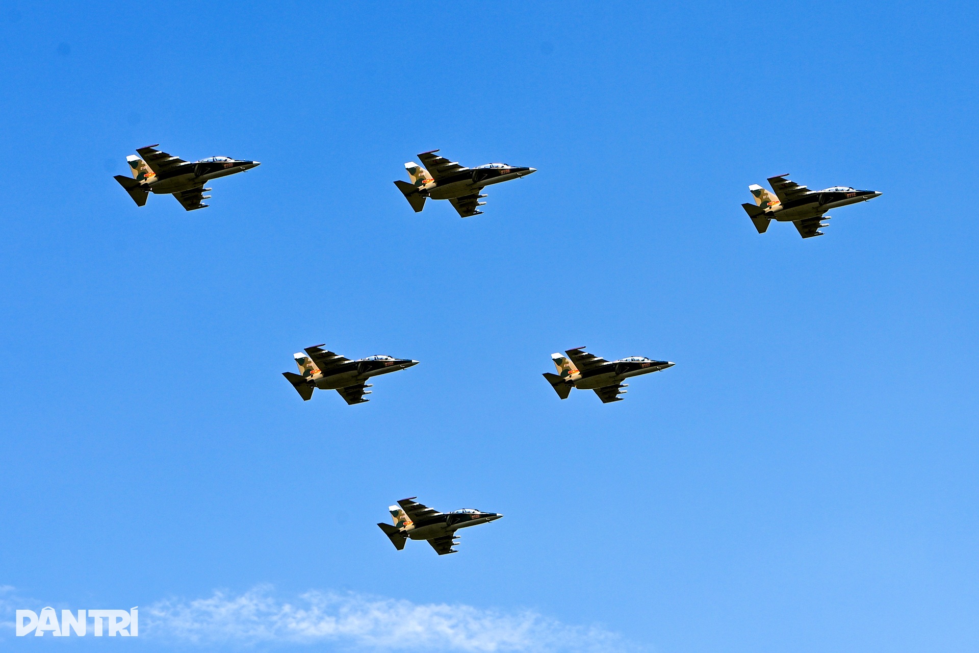 Khoảnh khắc SU-30MK2 "xé gió", khí tụ kín lưng cánh như khoác mây trắng- Ảnh 16. Khoảnh khắc SU-30MK2 "xé gió", khí tụ kín lưng cánh như khoác mây trắng- Ảnh 16.