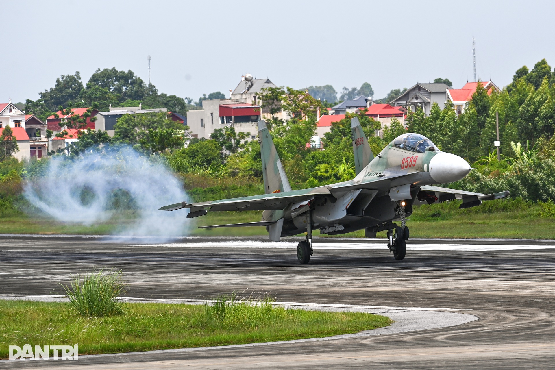 Khoảnh khắc SU-30MK2 "xé gió", khí tụ kín lưng cánh như khoác mây trắng- Ảnh 19. Khoảnh khắc SU-30MK2 "xé gió", khí tụ kín lưng cánh như khoác mây trắng- Ảnh 19.