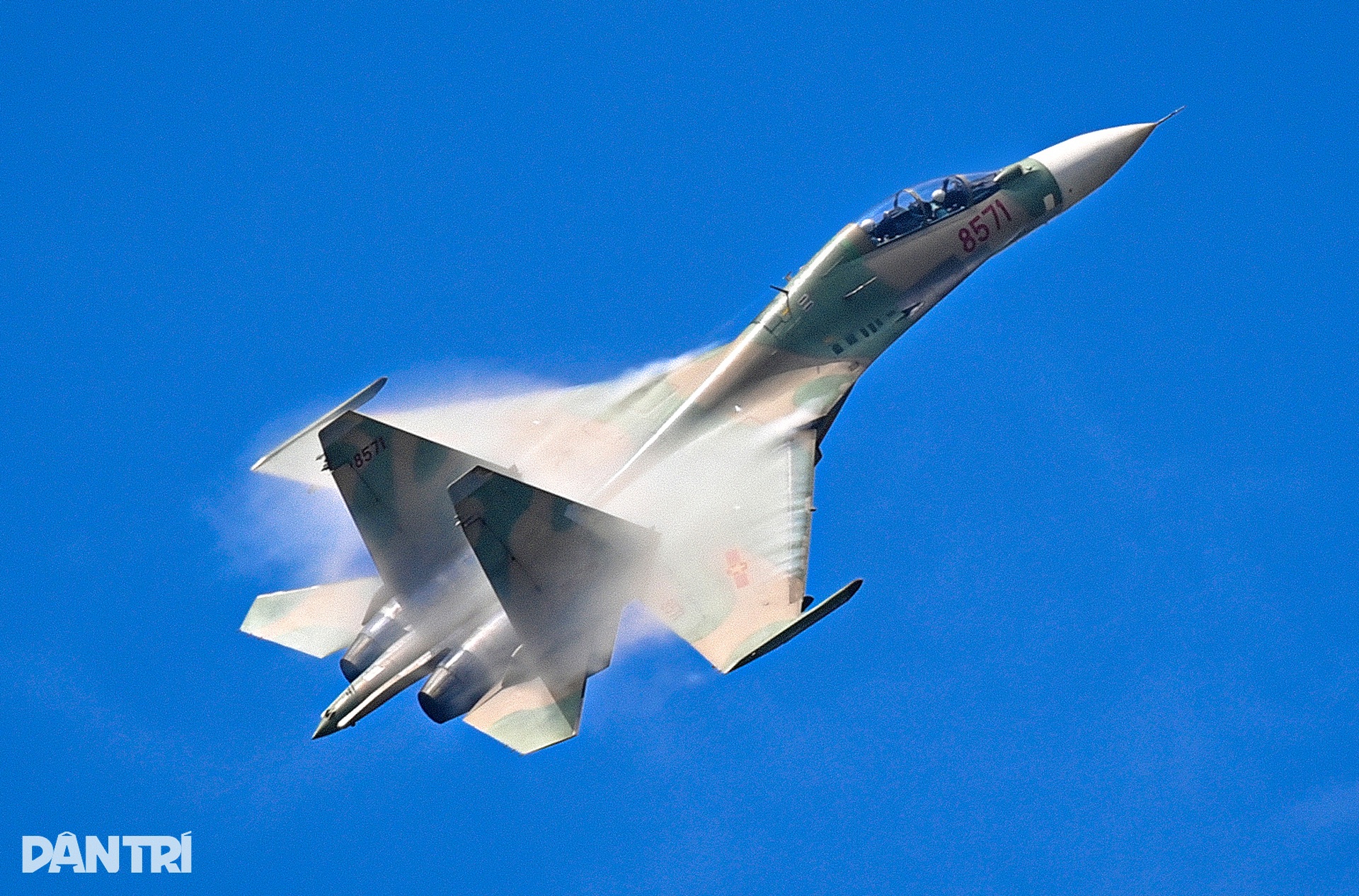 Khoảnh khắc SU-30MK2 "xé gió", khí tụ kín lưng cánh như khoác mây trắng- Ảnh 8. Khoảnh khắc SU-30MK2 "xé gió", khí tụ kín lưng cánh như khoác mây trắng- Ảnh 8.
