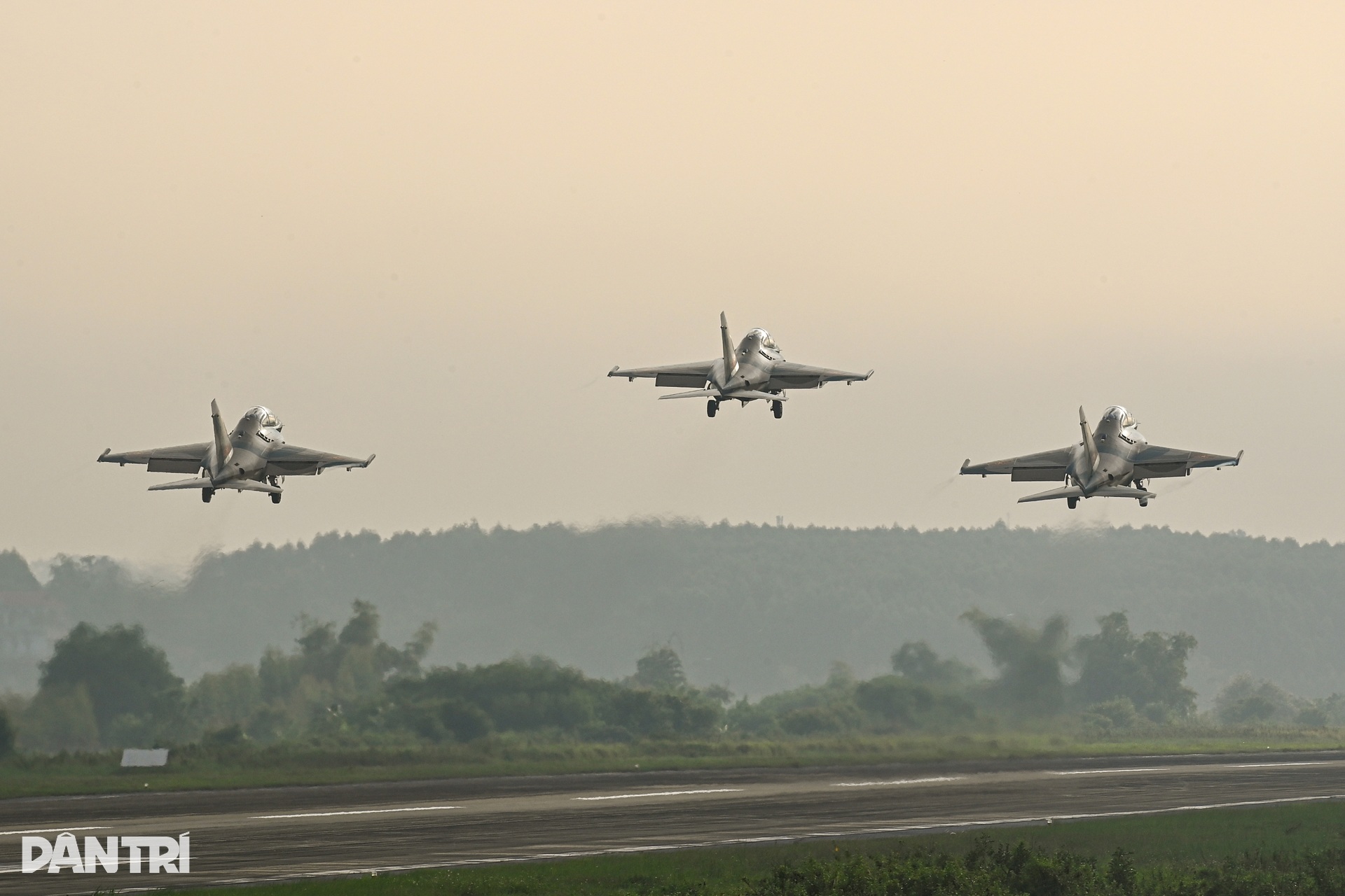Khoảnh khắc SU-30MK2 "xé gió", khí tụ kín lưng cánh như khoác mây trắng- Ảnh 15. Khoảnh khắc SU-30MK2 "xé gió", khí tụ kín lưng cánh như khoác mây trắng- Ảnh 15.