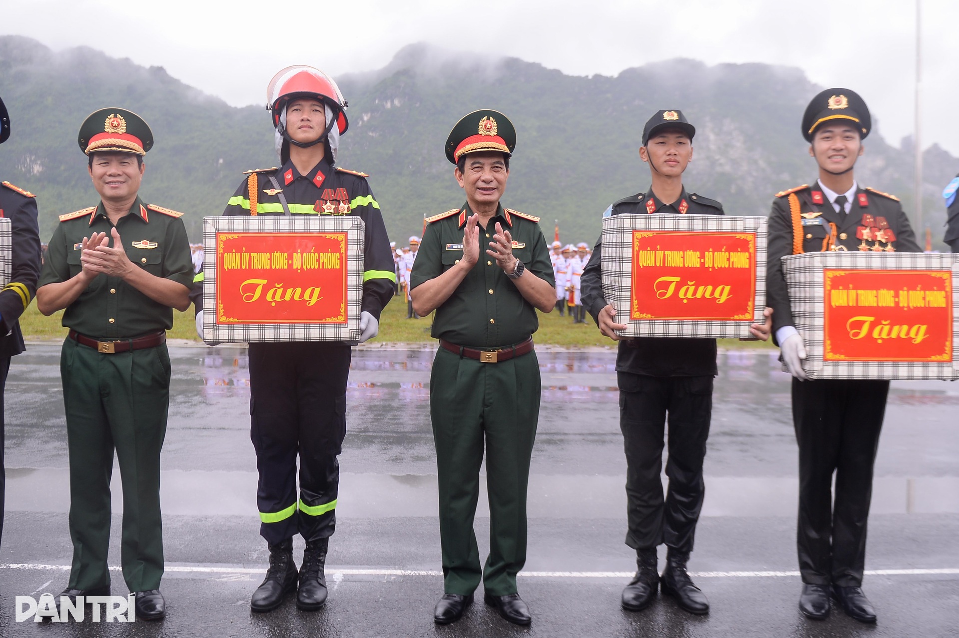 Đại tướng Phan Văn Giang kiểm tra, động viên các khối tham gia diễu binh- Ảnh 8. Đại tướng Phan Văn Giang kiểm tra, động viên các khối tham gia diễu binh- Ảnh 8.
