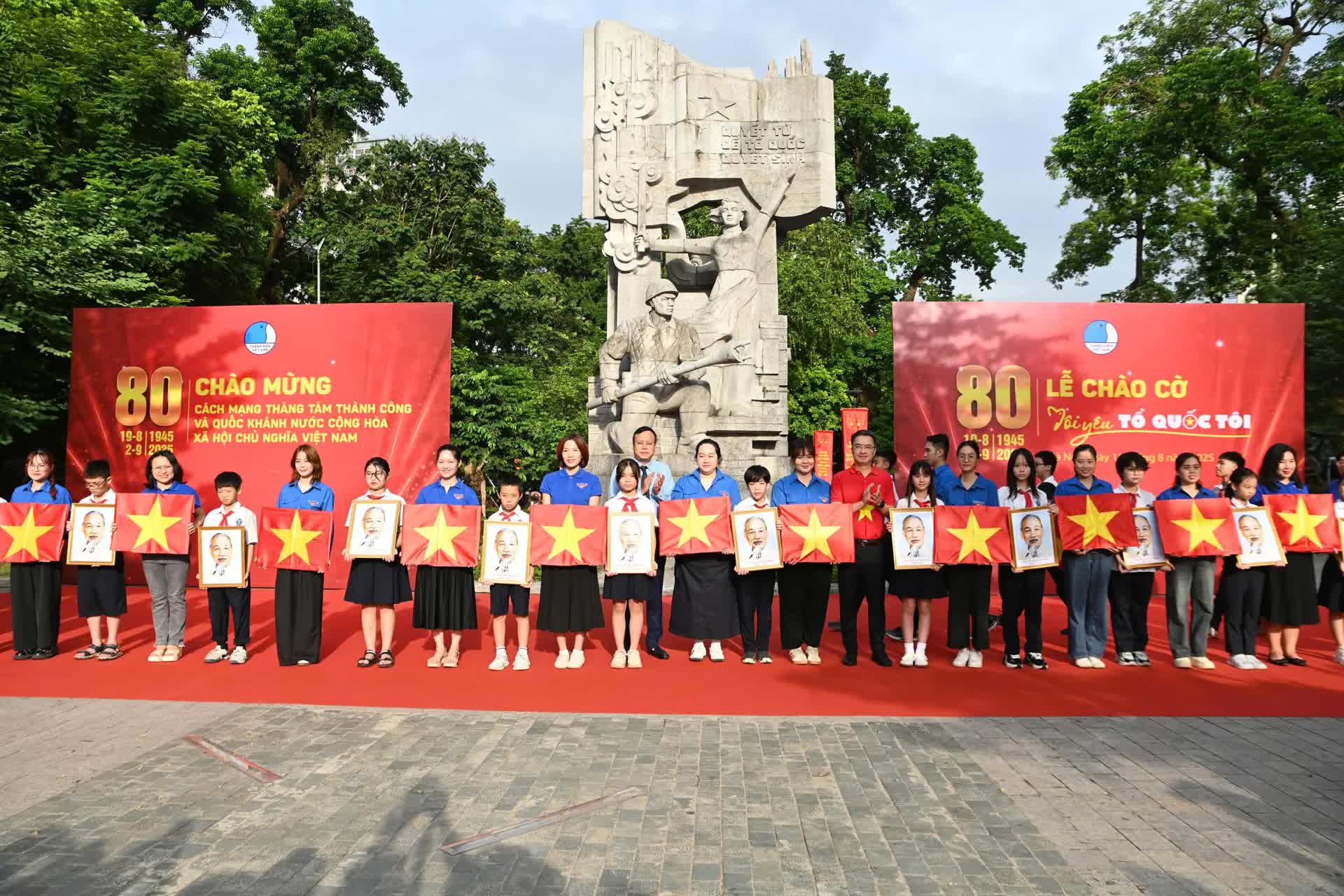 Lễ chào cờ "Tôi yêu Tổ quốc tôi": khơi dậy lòng tự hào dân tộc trong thế hệ trẻ- Ảnh 4. Lễ chào cờ "Tôi yêu Tổ quốc tôi": khơi dậy lòng tự hào dân tộc trong thế hệ trẻ- Ảnh 4.