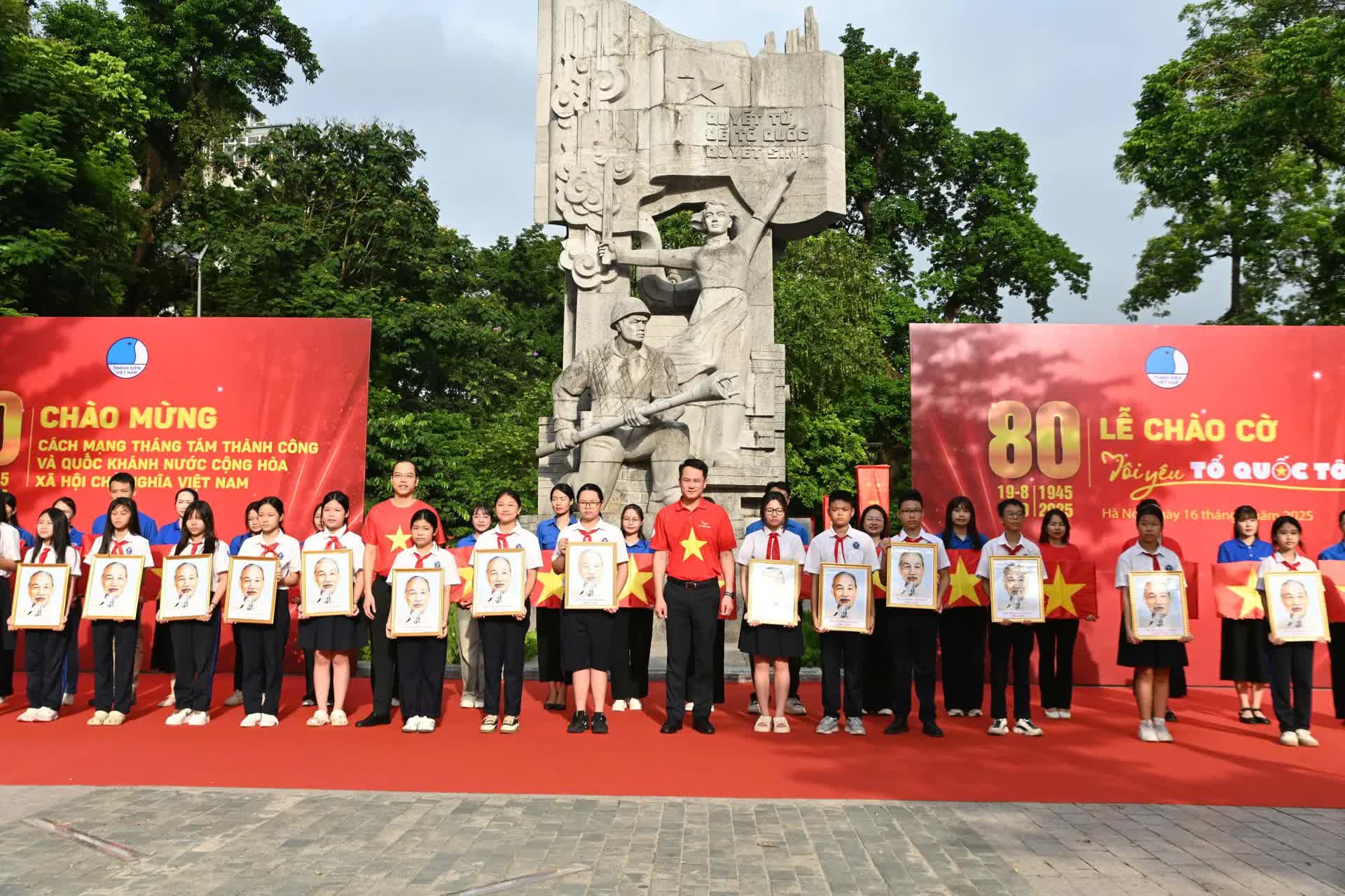 Lễ chào cờ "Tôi yêu Tổ quốc tôi": khơi dậy lòng tự hào dân tộc trong thế hệ trẻ- Ảnh 5. Lễ chào cờ "Tôi yêu Tổ quốc tôi": khơi dậy lòng tự hào dân tộc trong thế hệ trẻ- Ảnh 5.