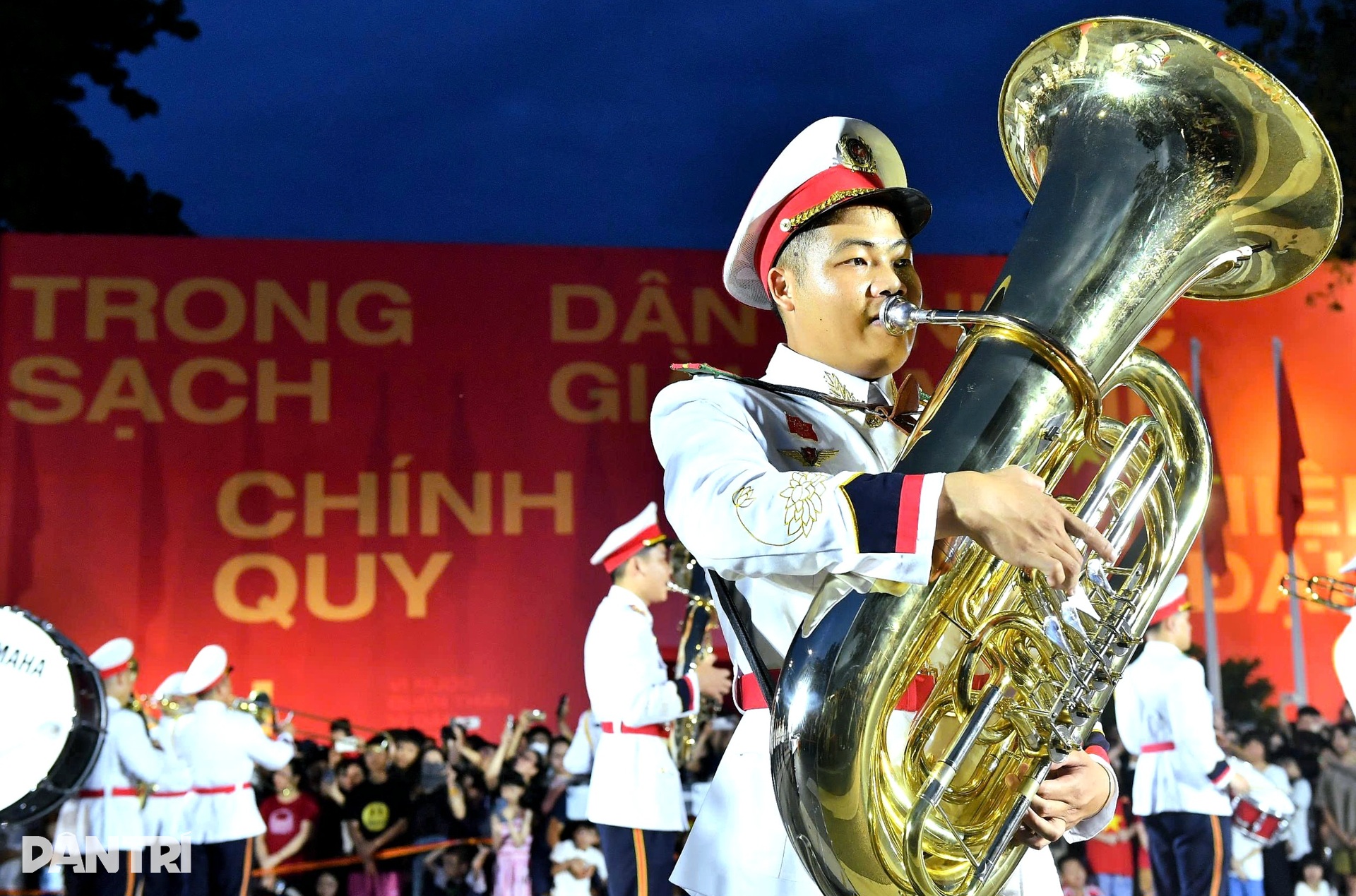 Cảnh vệ trình diễn kỹ năng điều khiển mô tô tại bờ hồ Hoàn Kiếm- Ảnh 10. Cảnh vệ trình diễn kỹ năng điều khiển mô tô tại bờ hồ Hoàn Kiếm- Ảnh 10.