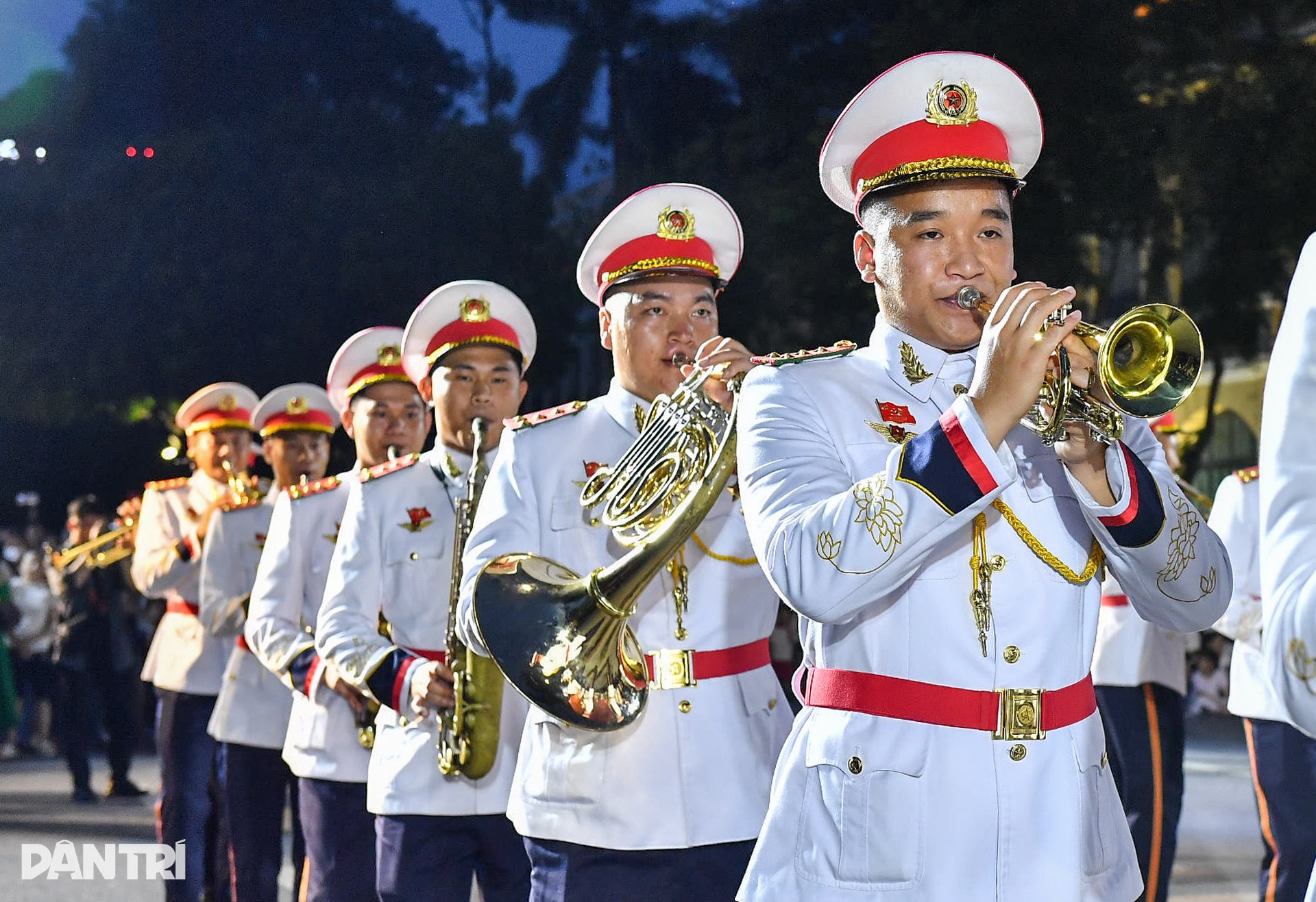 Cảnh vệ trình diễn kỹ năng điều khiển mô tô tại bờ hồ Hoàn Kiếm- Ảnh 9. Cảnh vệ trình diễn kỹ năng điều khiển mô tô tại bờ hồ Hoàn Kiếm- Ảnh 9.