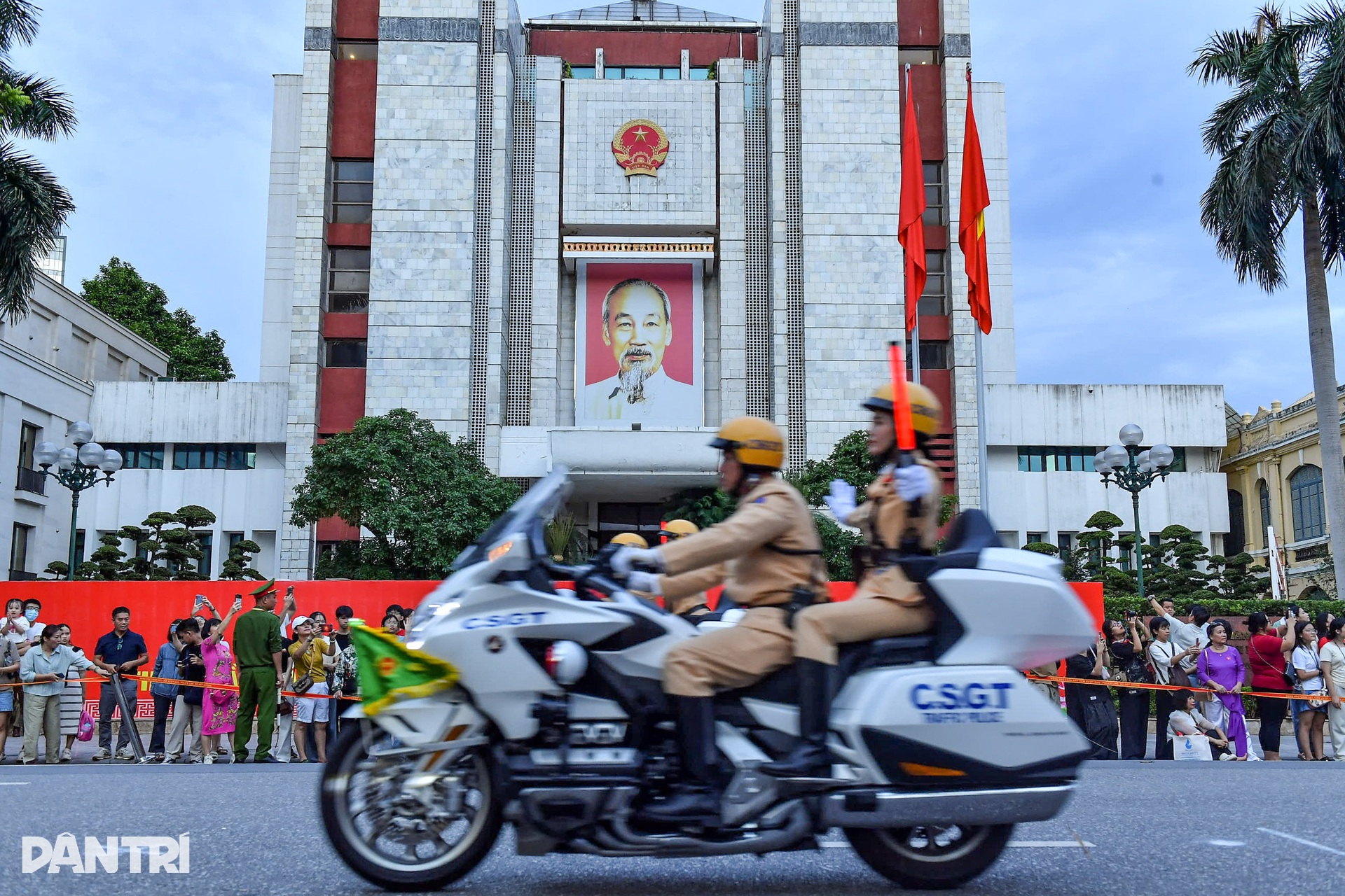 Cảnh vệ trình diễn kỹ năng điều khiển mô tô tại bờ hồ Hoàn Kiếm- Ảnh 7. Cảnh vệ trình diễn kỹ năng điều khiển mô tô tại bờ hồ Hoàn Kiếm- Ảnh 7.