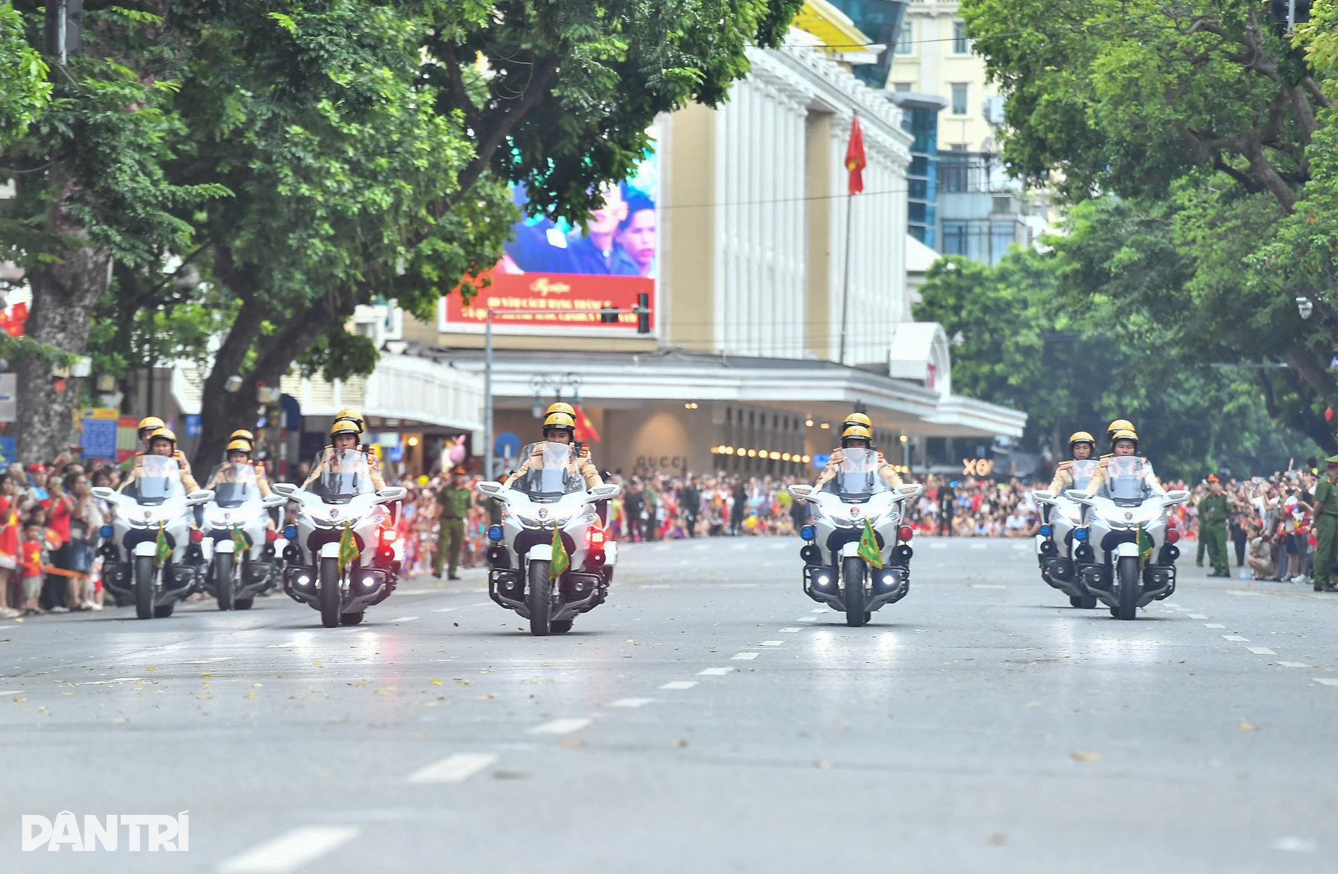 Cảnh vệ trình diễn kỹ năng điều khiển mô tô tại bờ hồ Hoàn Kiếm- Ảnh 6. Cảnh vệ trình diễn kỹ năng điều khiển mô tô tại bờ hồ Hoàn Kiếm- Ảnh 6.