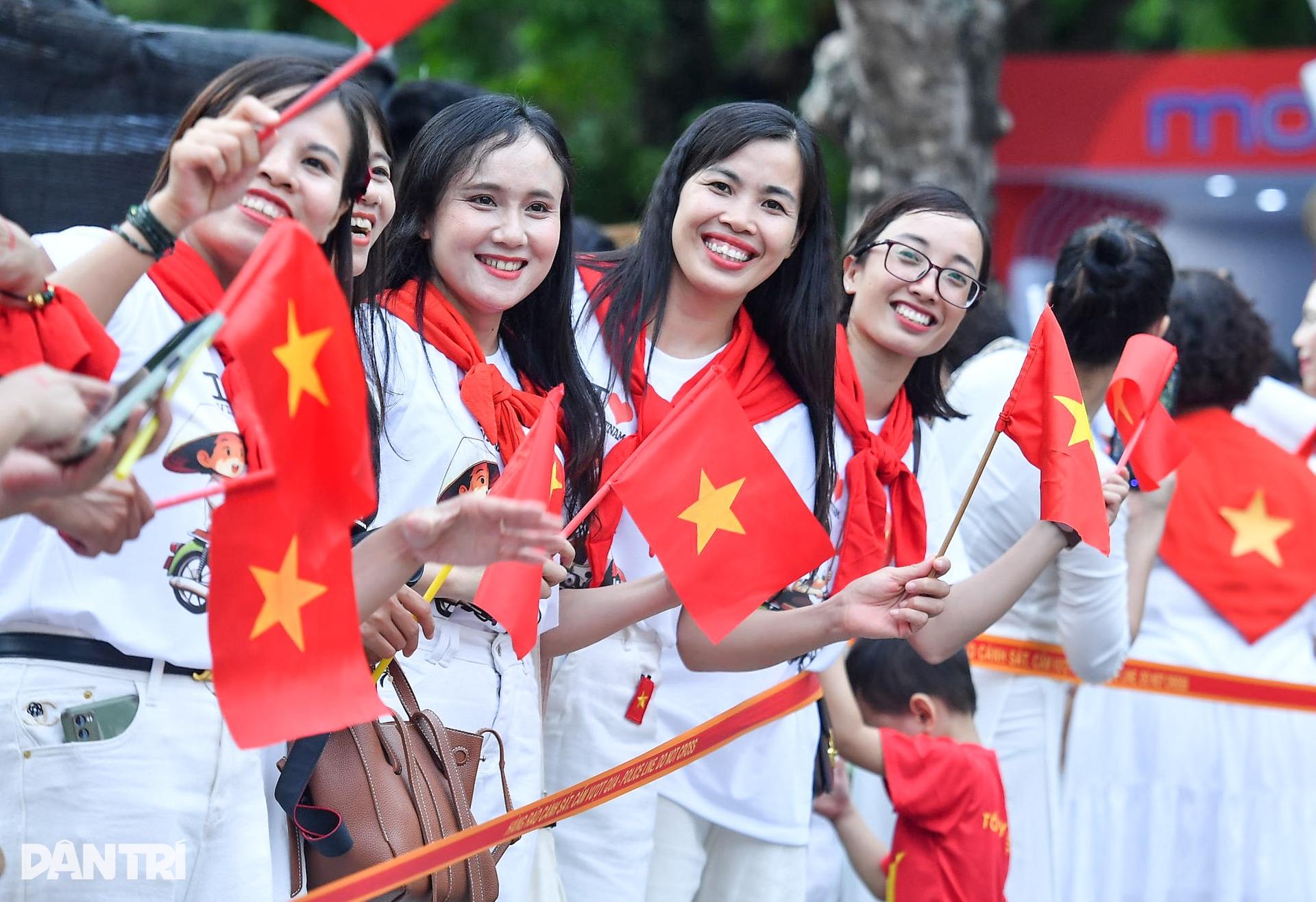 Cảnh vệ trình diễn kỹ năng điều khiển mô tô tại bờ hồ Hoàn Kiếm- Ảnh 11. Cảnh vệ trình diễn kỹ năng điều khiển mô tô tại bờ hồ Hoàn Kiếm- Ảnh 11.
