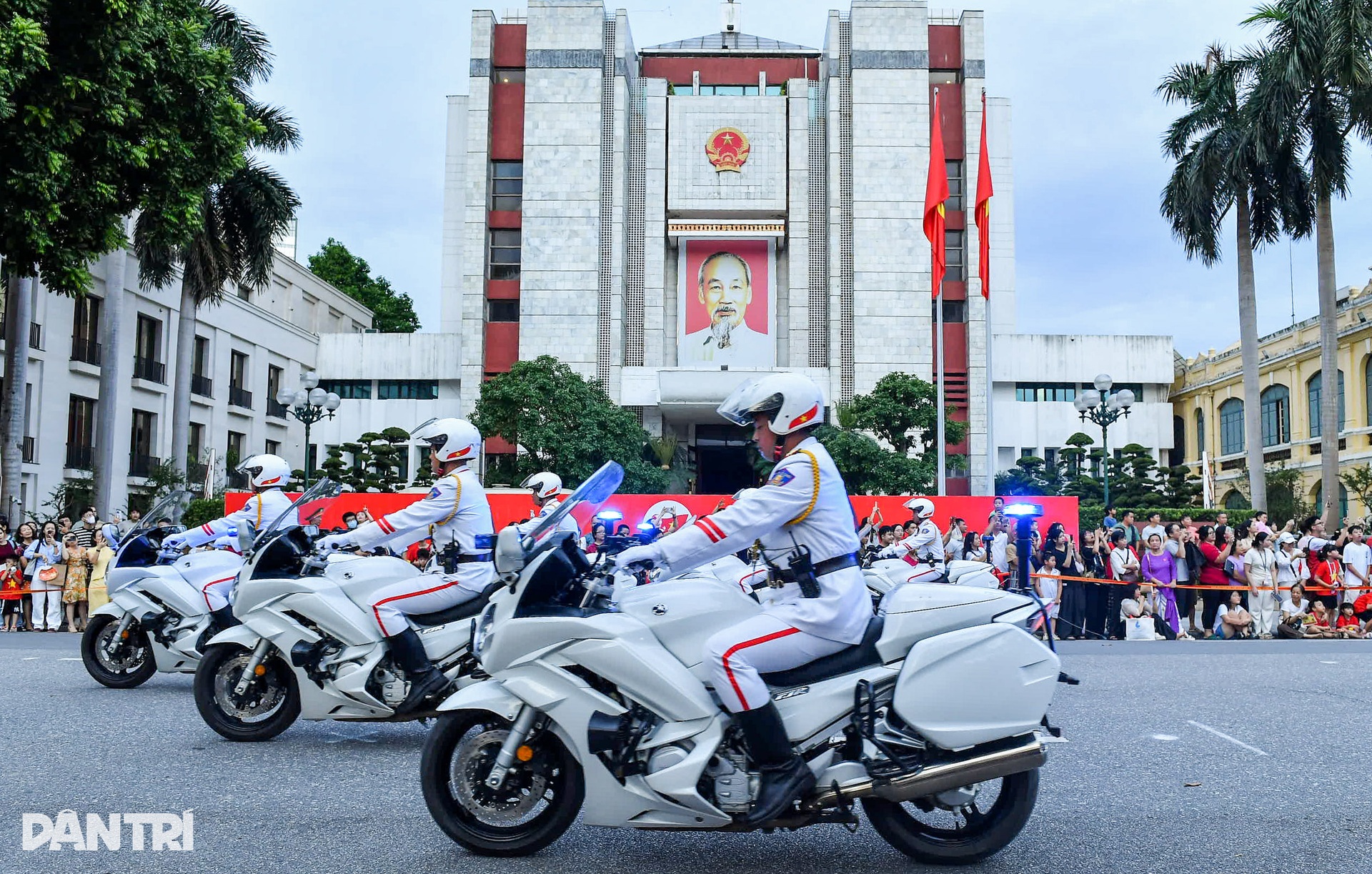 Cảnh vệ trình diễn kỹ năng điều khiển mô tô tại bờ hồ Hoàn Kiếm- Ảnh 4. Cảnh vệ trình diễn kỹ năng điều khiển mô tô tại bờ hồ Hoàn Kiếm- Ảnh 4.