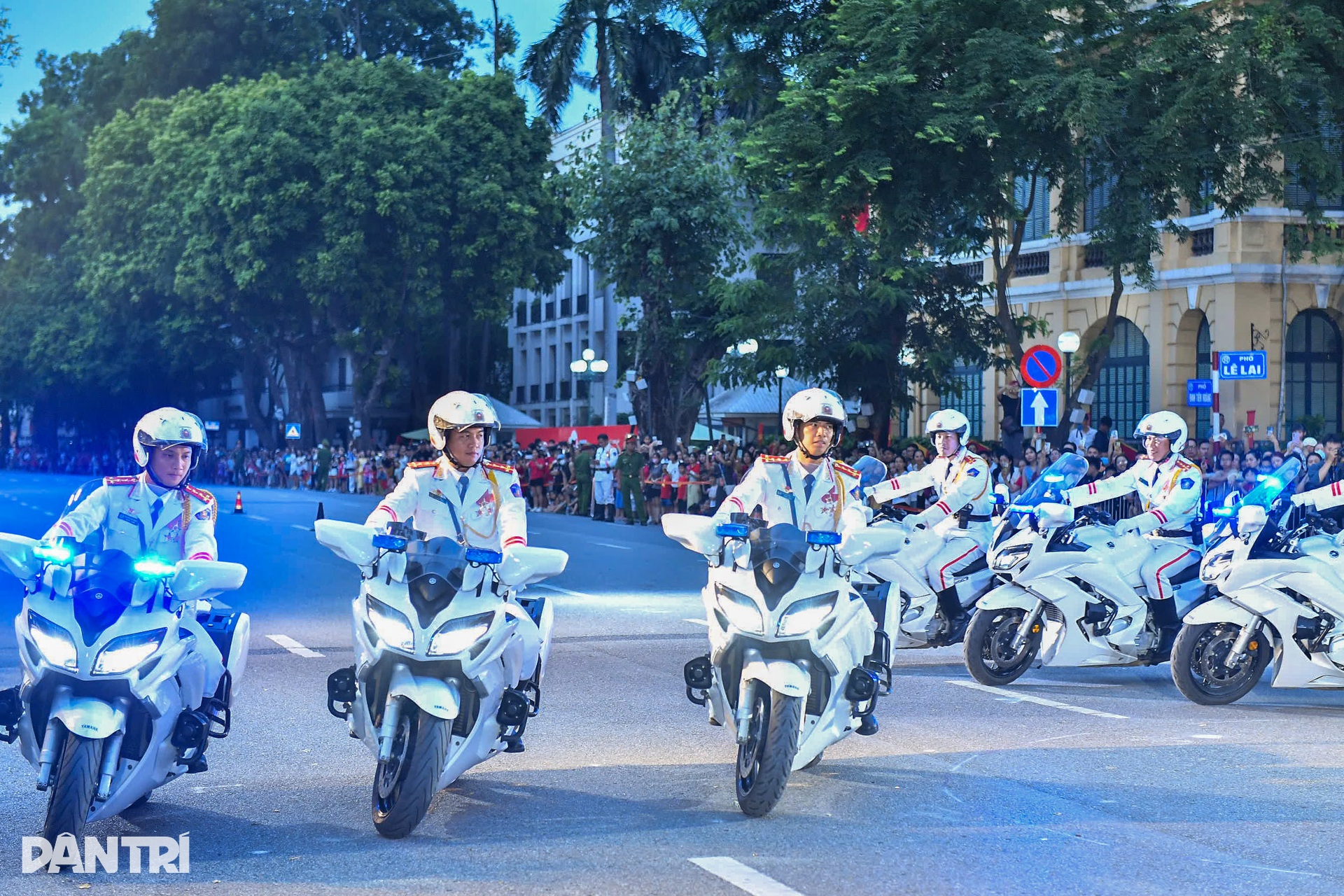 Cảnh vệ trình diễn kỹ năng điều khiển mô tô tại bờ hồ Hoàn Kiếm- Ảnh 3. Cảnh vệ trình diễn kỹ năng điều khiển mô tô tại bờ hồ Hoàn Kiếm- Ảnh 3.