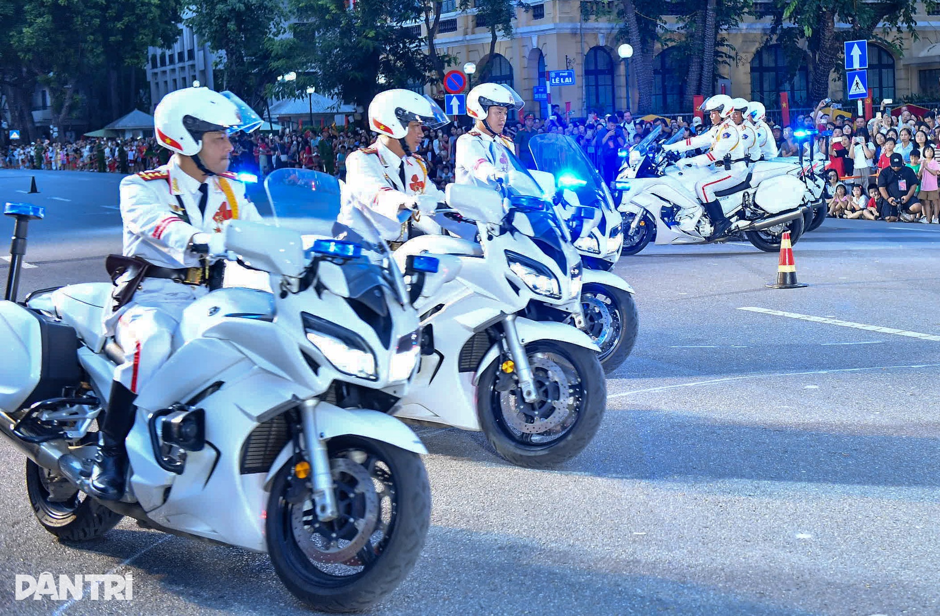 Cảnh vệ trình diễn kỹ năng điều khiển mô tô tại bờ hồ Hoàn Kiếm- Ảnh 2. Cảnh vệ trình diễn kỹ năng điều khiển mô tô tại bờ hồ Hoàn Kiếm- Ảnh 2.