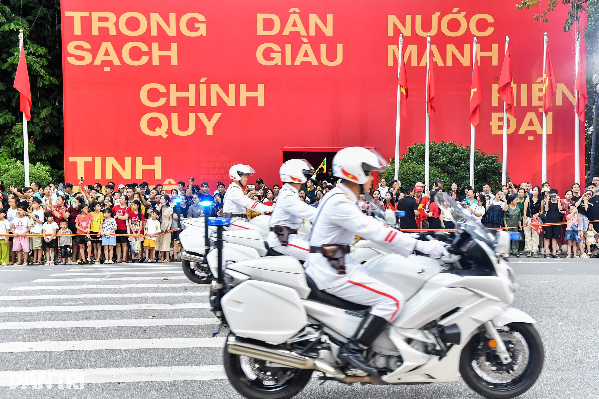 Cảnh vệ trình diễn kỹ năng điều khiển mô tô tại bờ hồ Hoàn Kiếm- Ảnh 1. Cảnh vệ trình diễn kỹ năng điều khiển mô tô tại bờ hồ Hoàn Kiếm- Ảnh 1.
