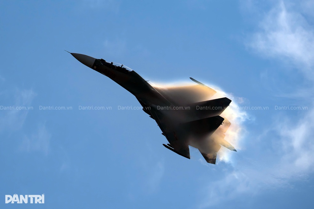 SU-30MK2 cất cánh tại sân bay Kép làm nhiệm vụ trinh sát thời tiết- Ảnh 5. SU-30MK2 cất cánh tại sân bay Kép làm nhiệm vụ trinh sát thời tiết- Ảnh 5.