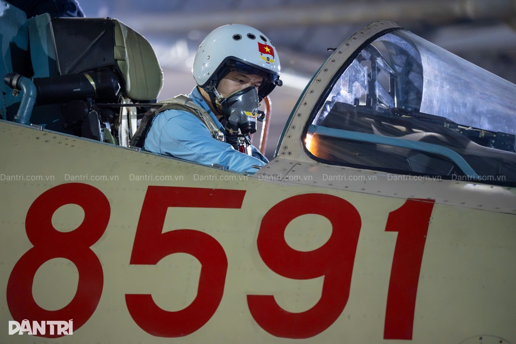 SU-30MK2 cất cánh tại sân bay Kép làm nhiệm vụ trinh sát thời tiết- Ảnh 3. SU-30MK2 cất cánh tại sân bay Kép làm nhiệm vụ trinh sát thời tiết- Ảnh 3.