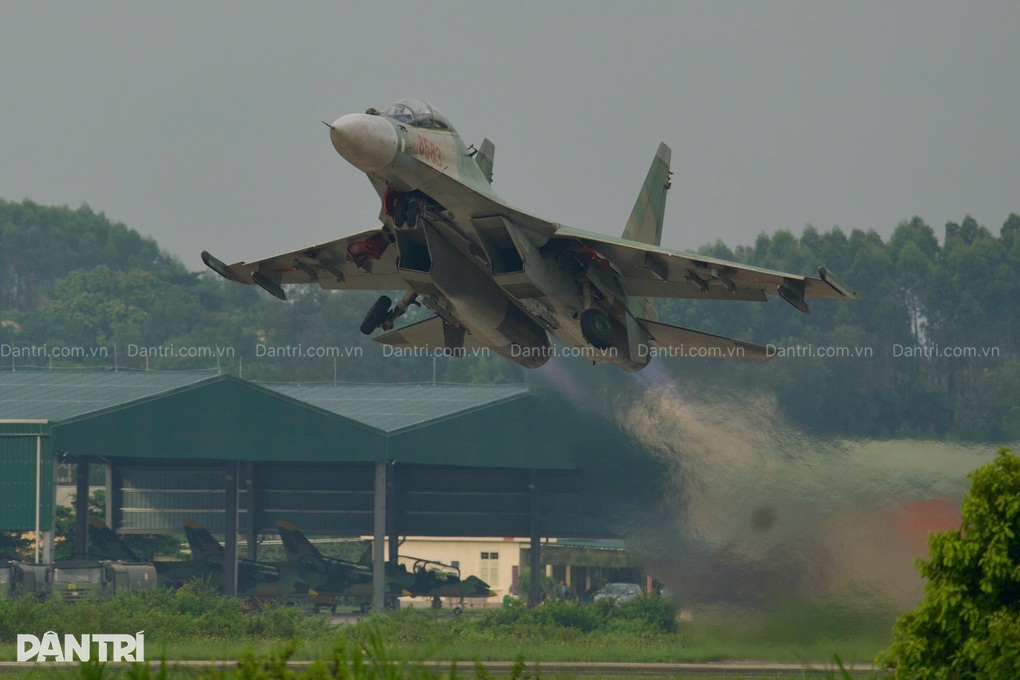 SU-30MK2 cất cánh tại sân bay Kép làm nhiệm vụ trinh sát thời tiết- Ảnh 1. SU-30MK2 cất cánh tại sân bay Kép làm nhiệm vụ trinh sát thời tiết- Ảnh 1.