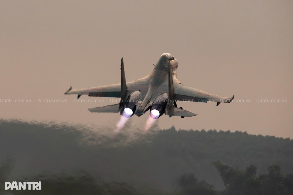 SU-30MK2 cất cánh tại sân bay Kép làm nhiệm vụ trinh sát thời tiết- Ảnh 2. SU-30MK2 cất cánh tại sân bay Kép làm nhiệm vụ trinh sát thời tiết- Ảnh 2.