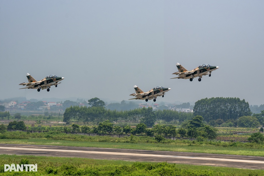 SU-30MK2 cất cánh tại sân bay Kép làm nhiệm vụ trinh sát thời tiết- Ảnh 6. SU-30MK2 cất cánh tại sân bay Kép làm nhiệm vụ trinh sát thời tiết- Ảnh 6.