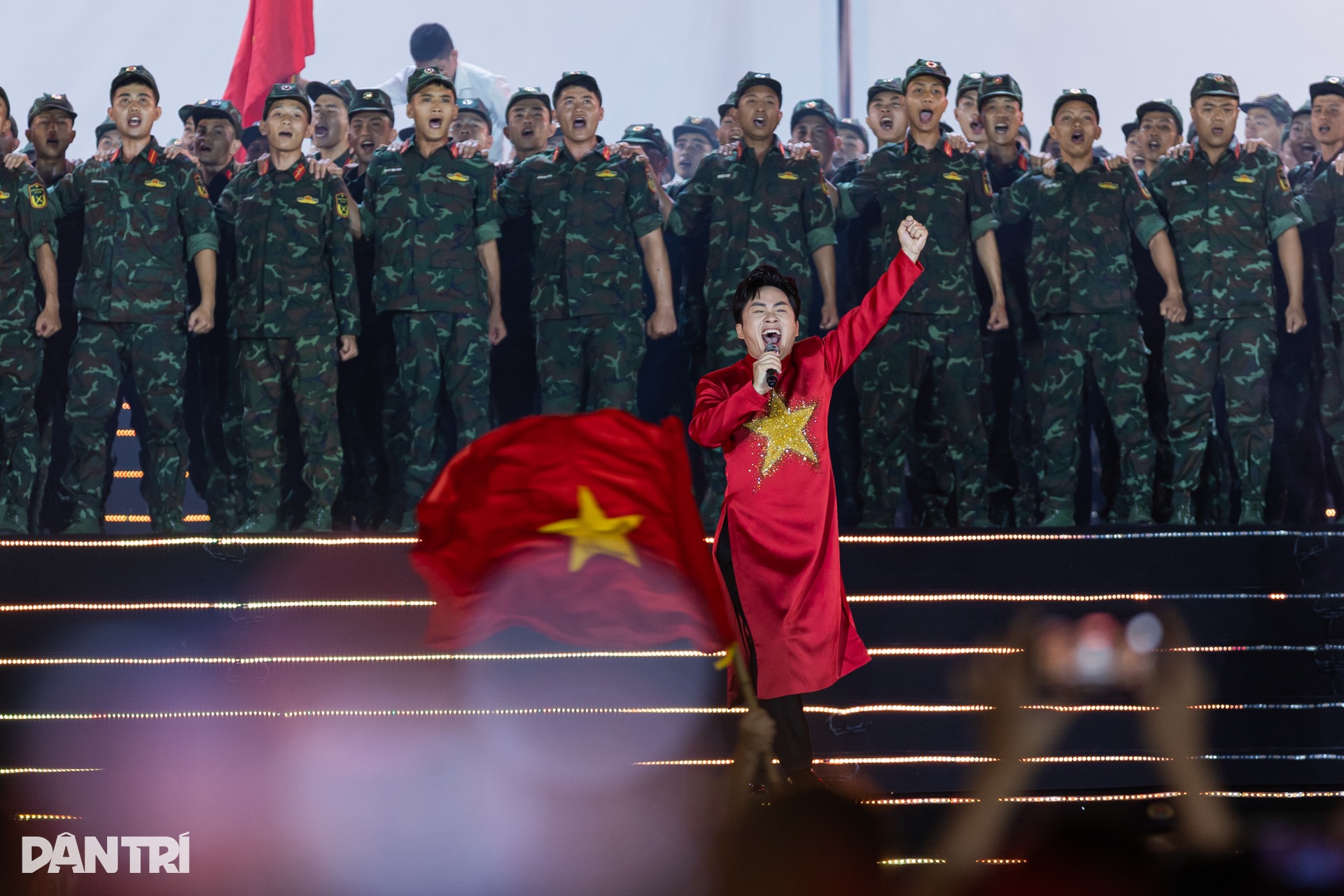 Tùng Dương cùng 30.000 người hát Quốc ca trong chương trình "Tự hào là người Việt Nam"- Ảnh 4.