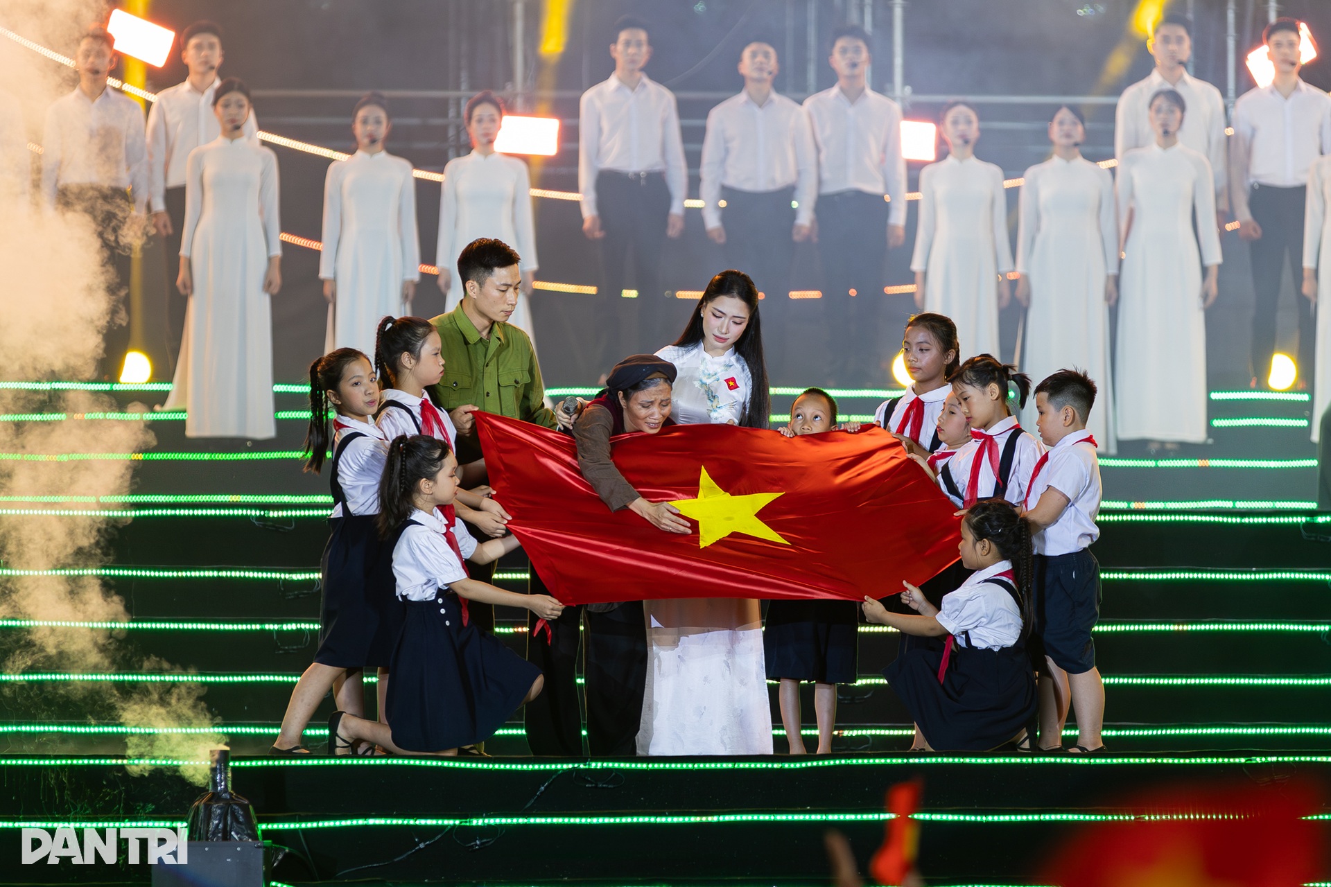 Tùng Dương cùng 30.000 người hát Quốc ca trong chương trình "Tự hào là người Việt Nam"- Ảnh 6.