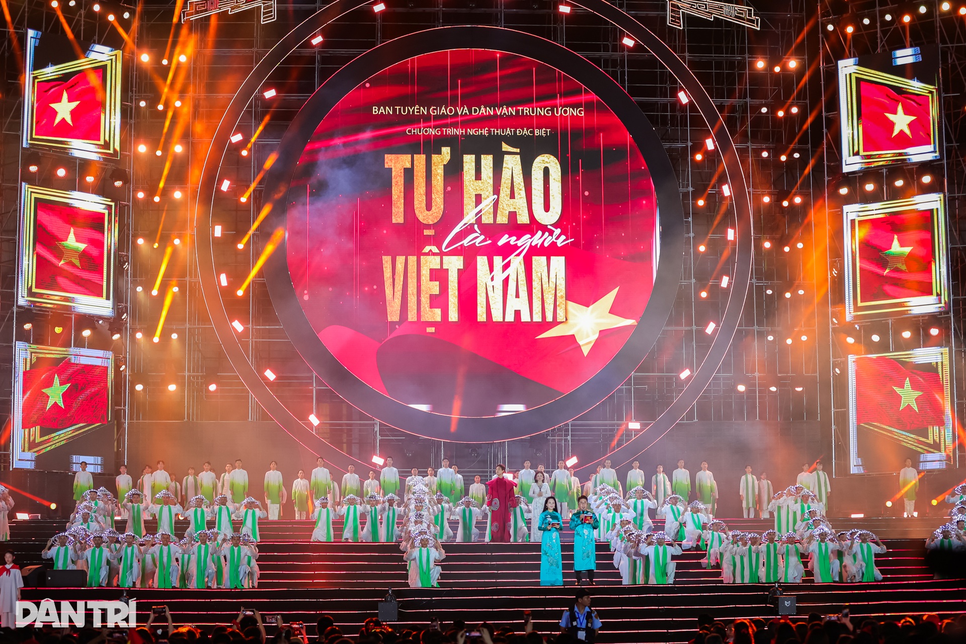 Tùng Dương cùng 30.000 người hát Quốc ca trong chương trình "Tự hào là người Việt Nam"- Ảnh 1.