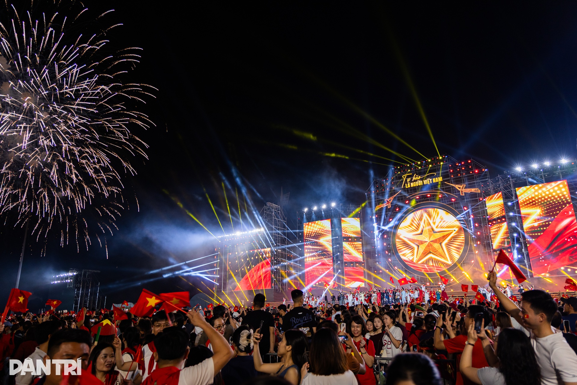 Tùng Dương cùng 30.000 người hát Quốc ca trong chương trình "Tự hào là người Việt Nam"- Ảnh 15.