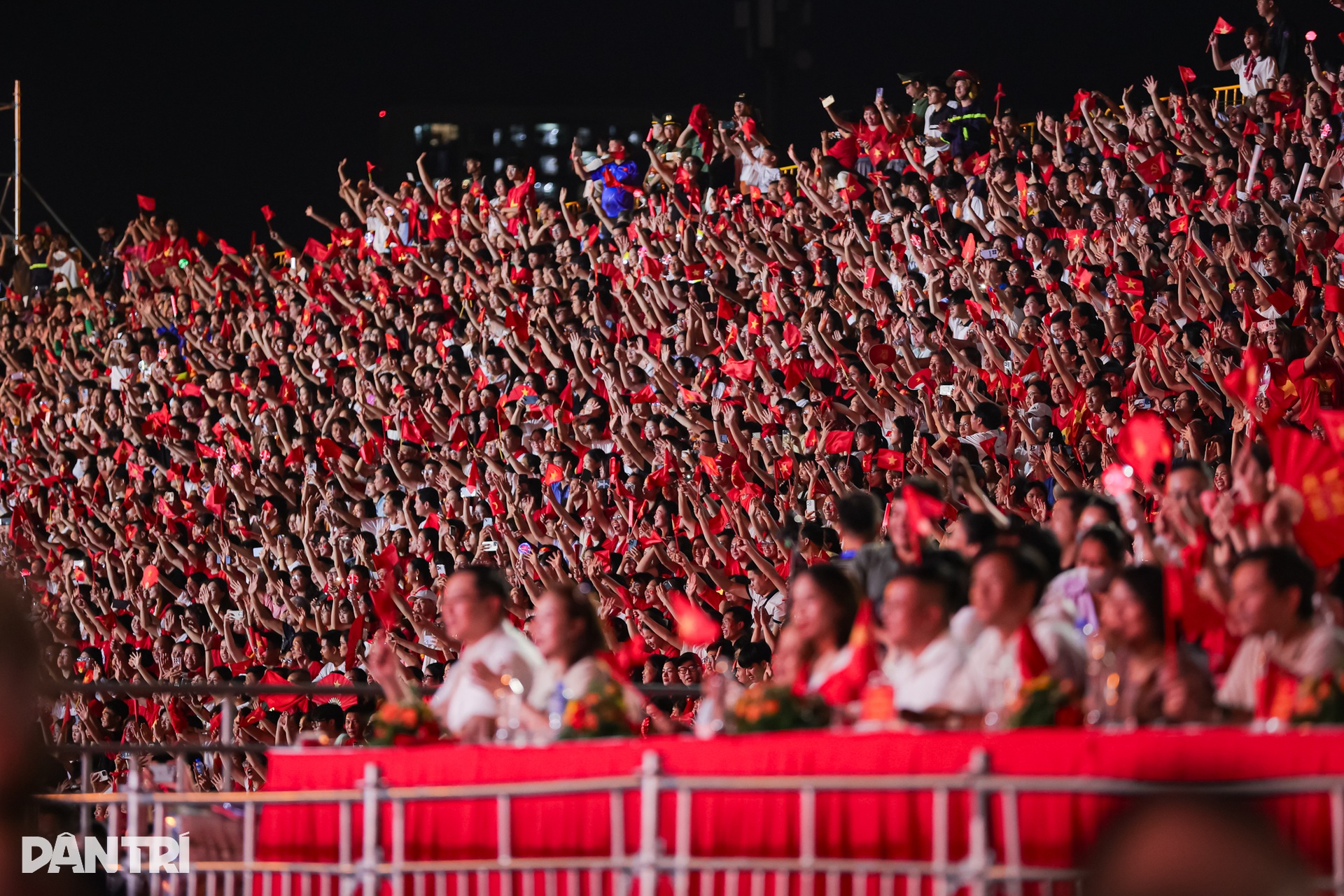 Tùng Dương cùng 30.000 người hát Quốc ca trong chương trình "Tự hào là người Việt Nam"- Ảnh 5.