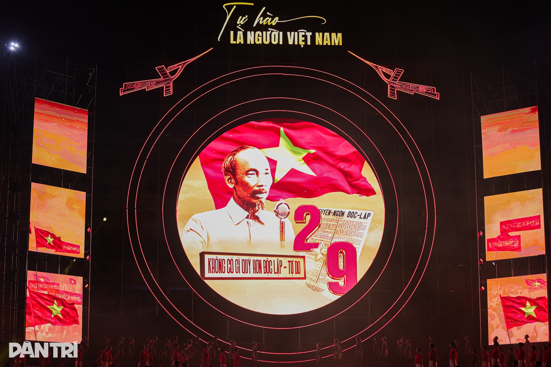 Tùng Dương cùng 30.000 người hát Quốc ca trong chương trình "Tự hào là người Việt Nam"- Ảnh 3.