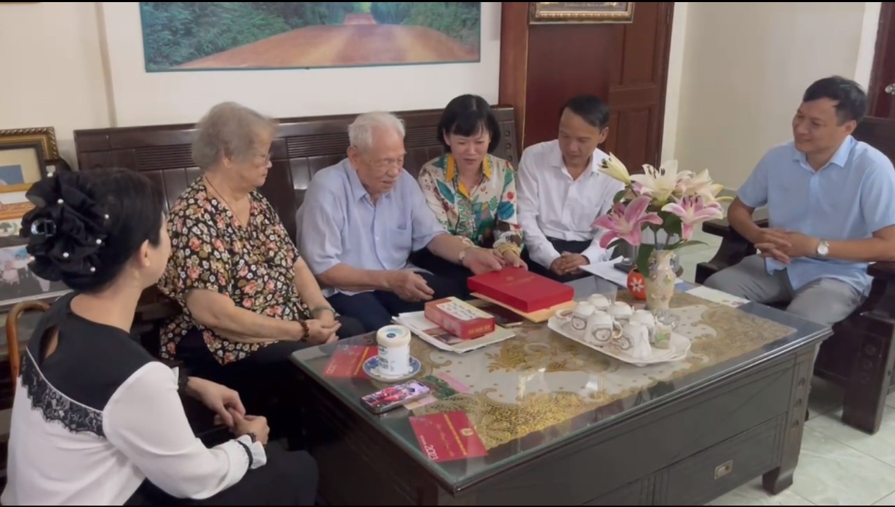 Thăm, tặng quà các lão thành cách mạng nhân kỷ niệm 80 năm Quốc khánh nước CHXHCN Việt Nam (2/9/1945-2/9/2025).- Ảnh 1. Thăm, tặng quà các lão thành cách mạng nhân kỷ niệm 80 năm Quốc khánh nước CHXHCN Việt Nam (2/9/1945-2/9/2025).- Ảnh 1.